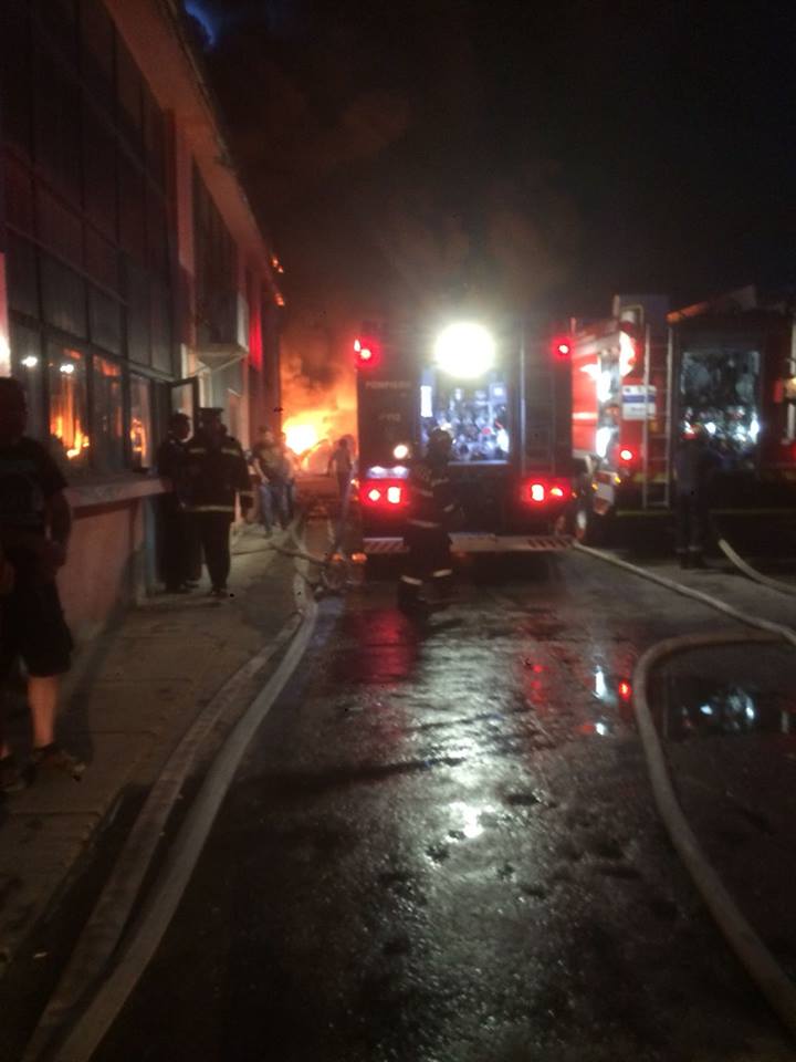 Incendiu la o fabrică de mase plastice din Hunedoara. Un muncitor a fost rănit