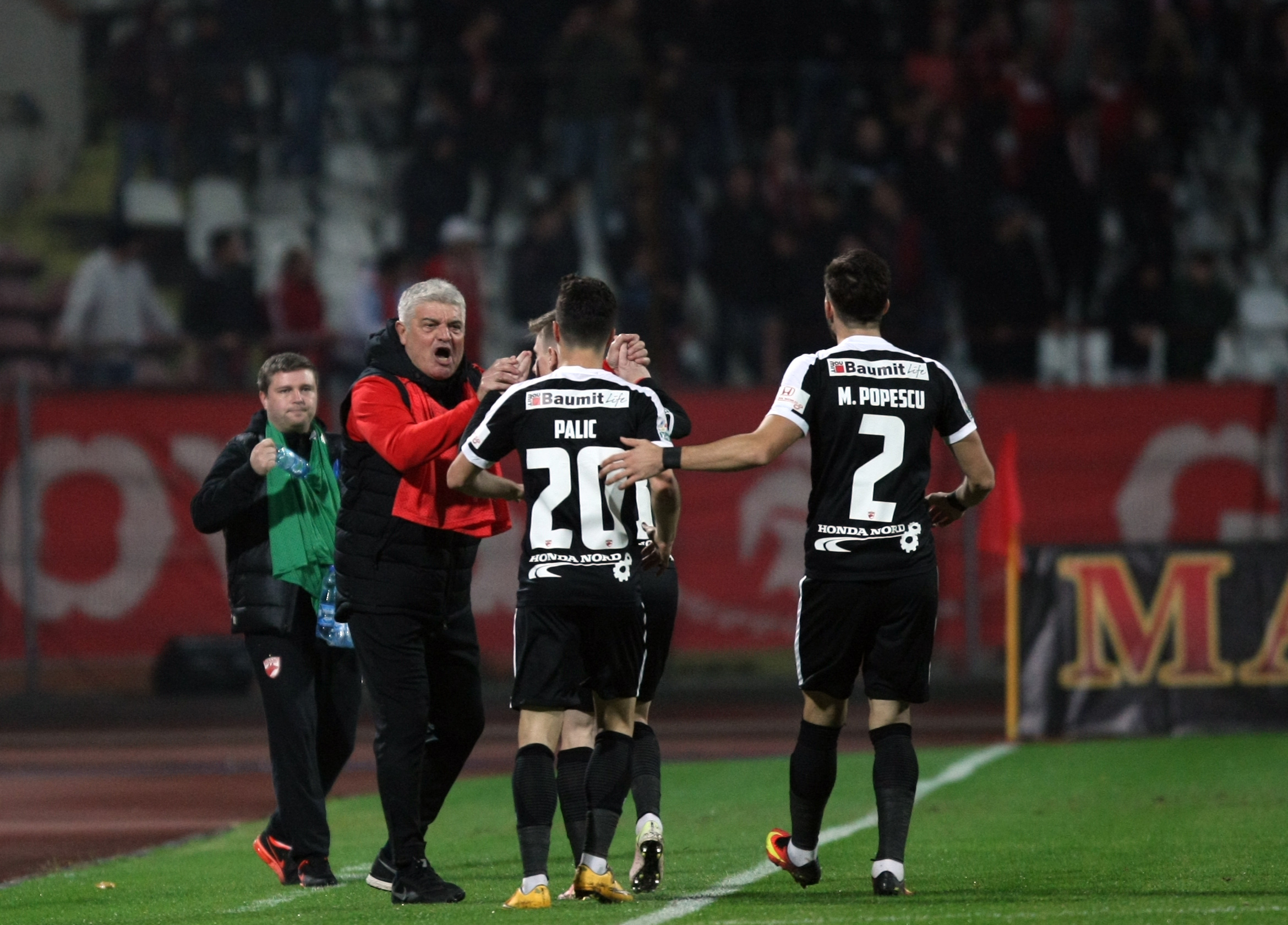 Liga 1, etapa 13. Dinamo - Pandurii 4-0. Autogol incredibil Lazar, ”dublă” Lazăr, plus Palici. ”Câinii”, în negru, în memoria lui Titi Frățilă. Fanii i-au cerut demisia lui Ando / VIDEO