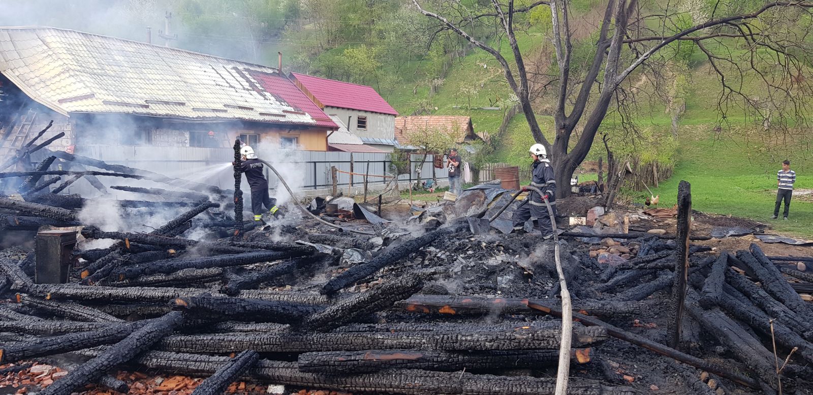 FOTO/Incendiu puternic în Bacău, patru case și două adăposturi de animale fiind cuprinse de flăcări. Focul, pus intenționat
