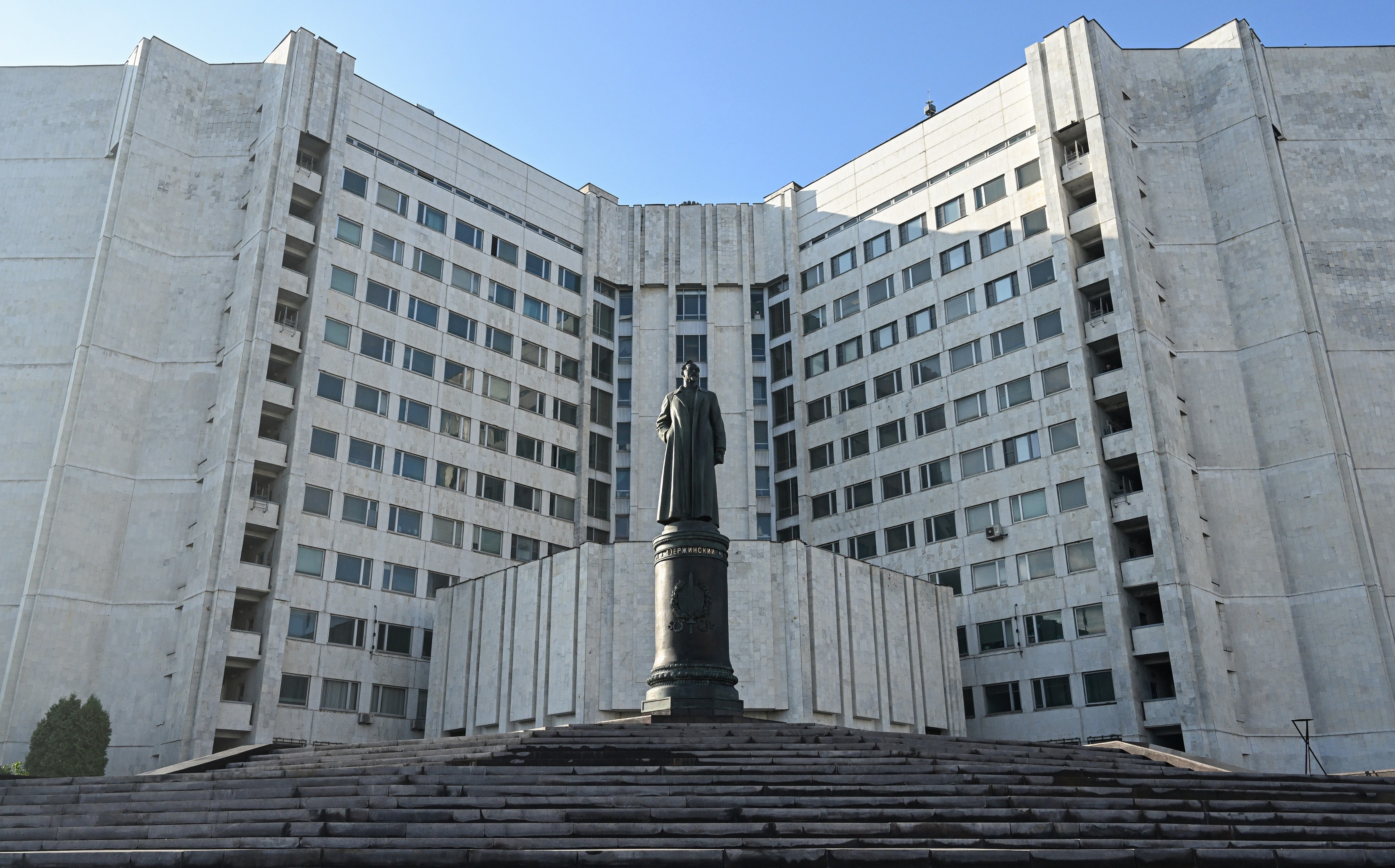 „Felix Dzerjinski s-a întors”. Fondatorul poliţiei politice sovietice CEKA, precursoarea KGB, are din nou statuie în centrul Moscovei | FOTO