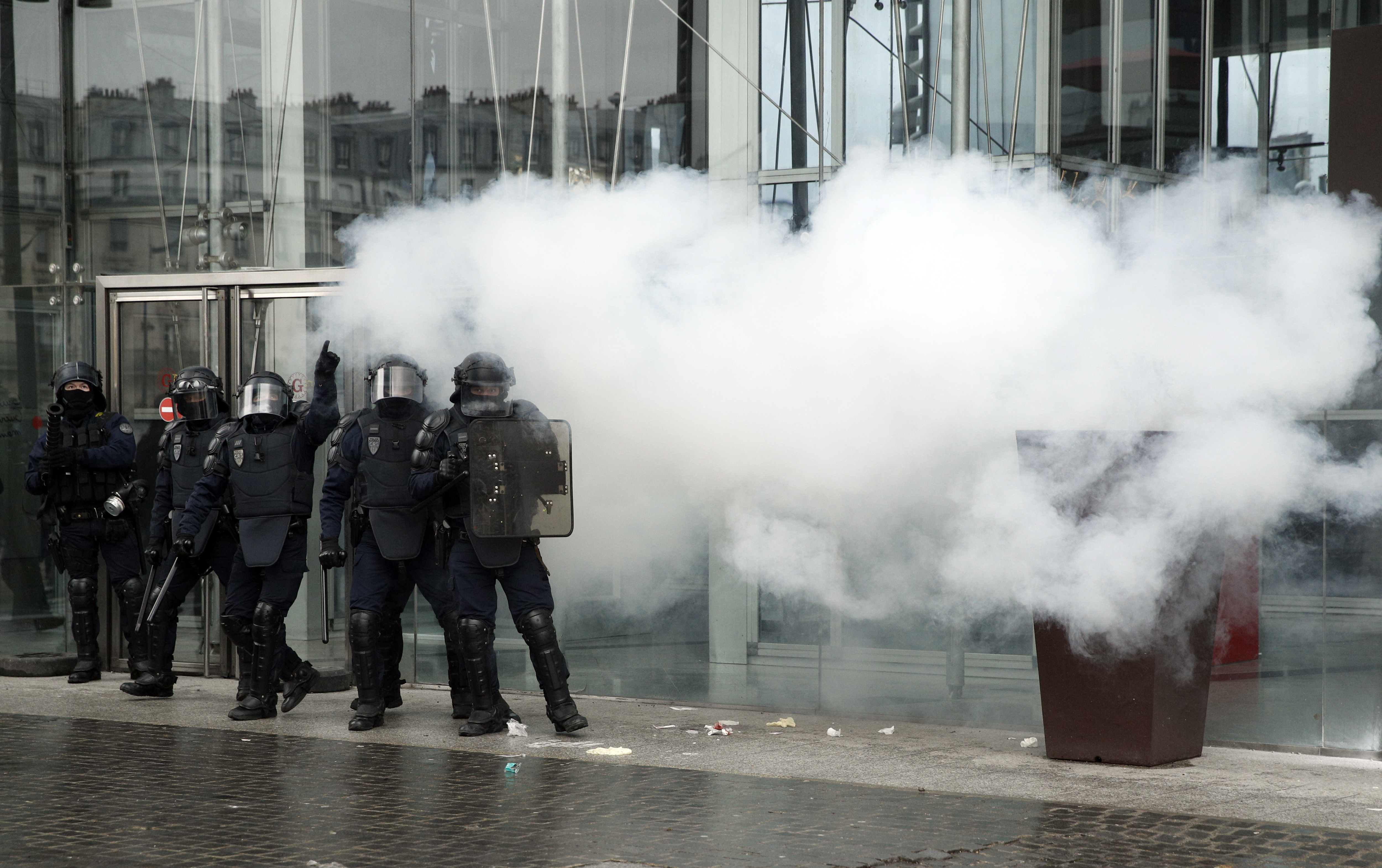 UPDATE | Noi violențe la Paris, la aniversarea unui an de la protestele „Vestelor Galbene”. Polițiștii au folosit gaze lacrimogene și au reținut peste 100 de persoane