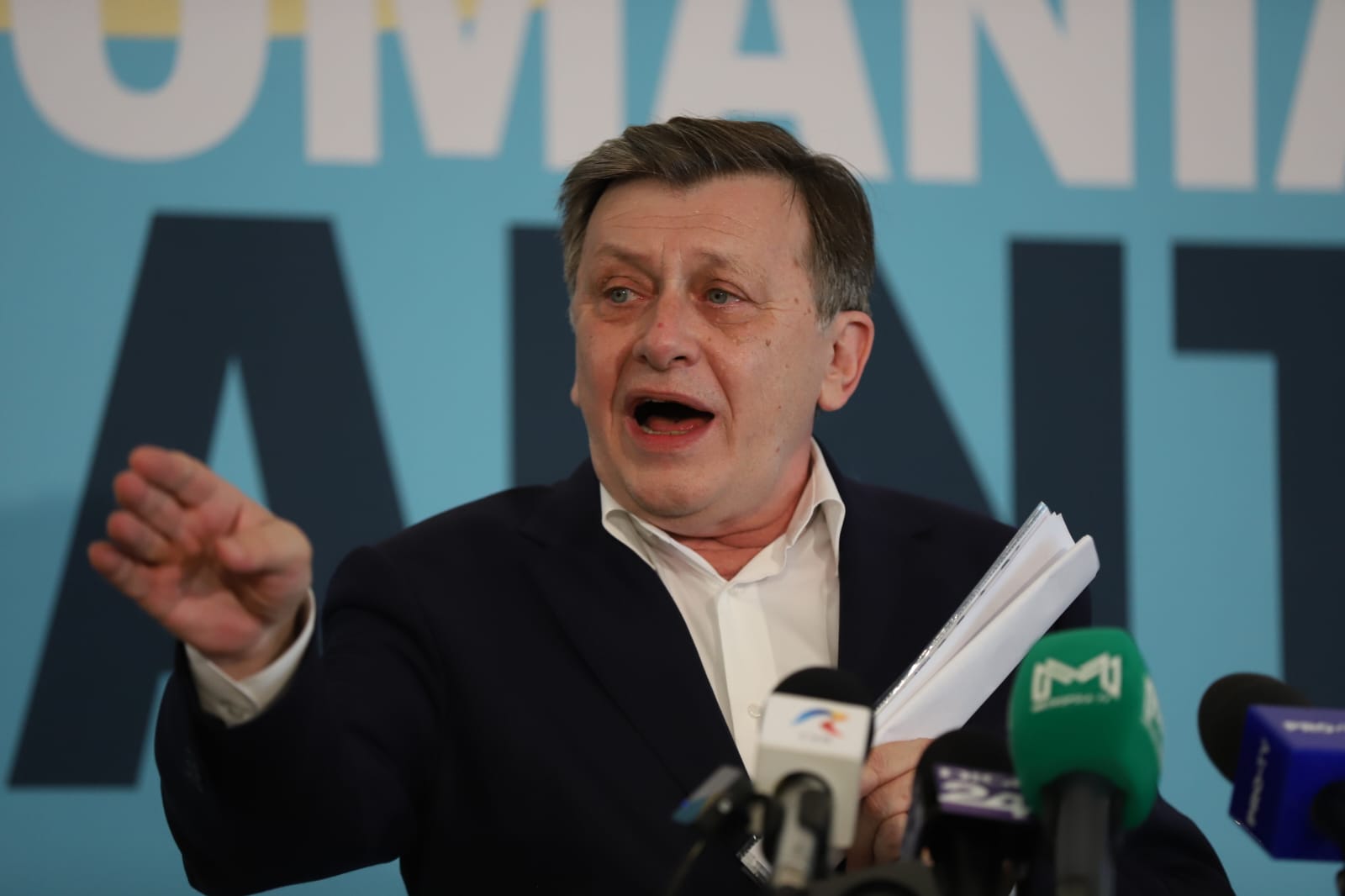 Cum arată declarația dată de Crin Antonescu la Securitate și ce a scris despre un prieten în 1988
