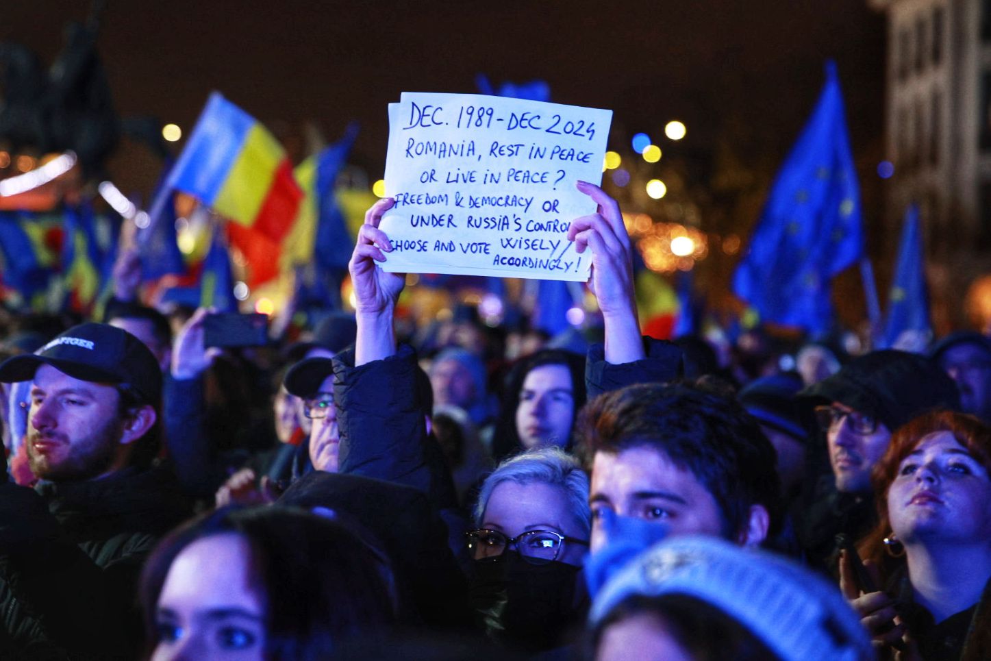 Miting pro-Europa în Piața Universității din București, cu 3 zile înaintea turului 2 al alegerilor prezidențiale