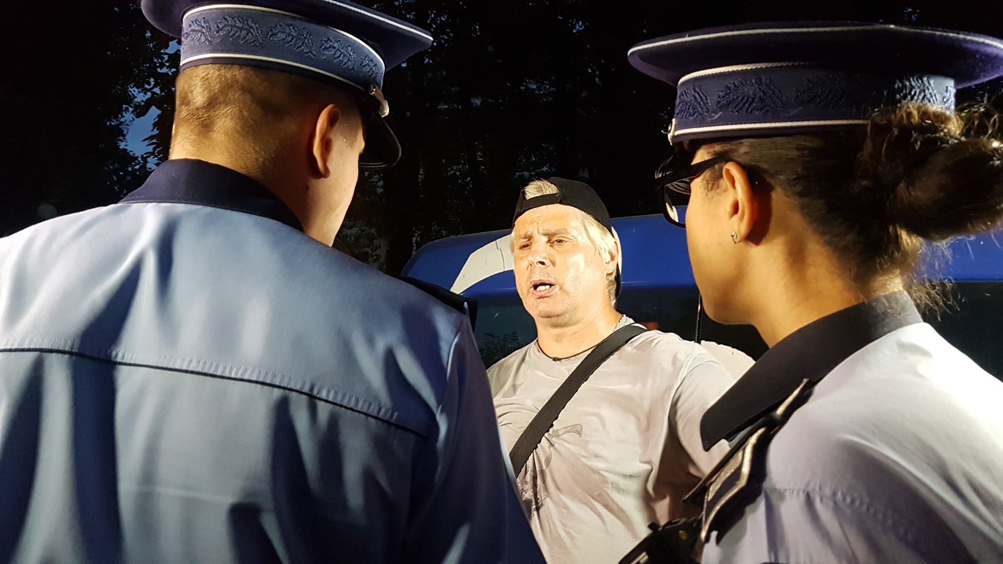 VIDEO | Protestatarul Marian Moroșanu, zis Ceaușescu, a fost încătușat în fața sediului PSD! „Mi-e rău, m-ai apăsat pe inimă!”