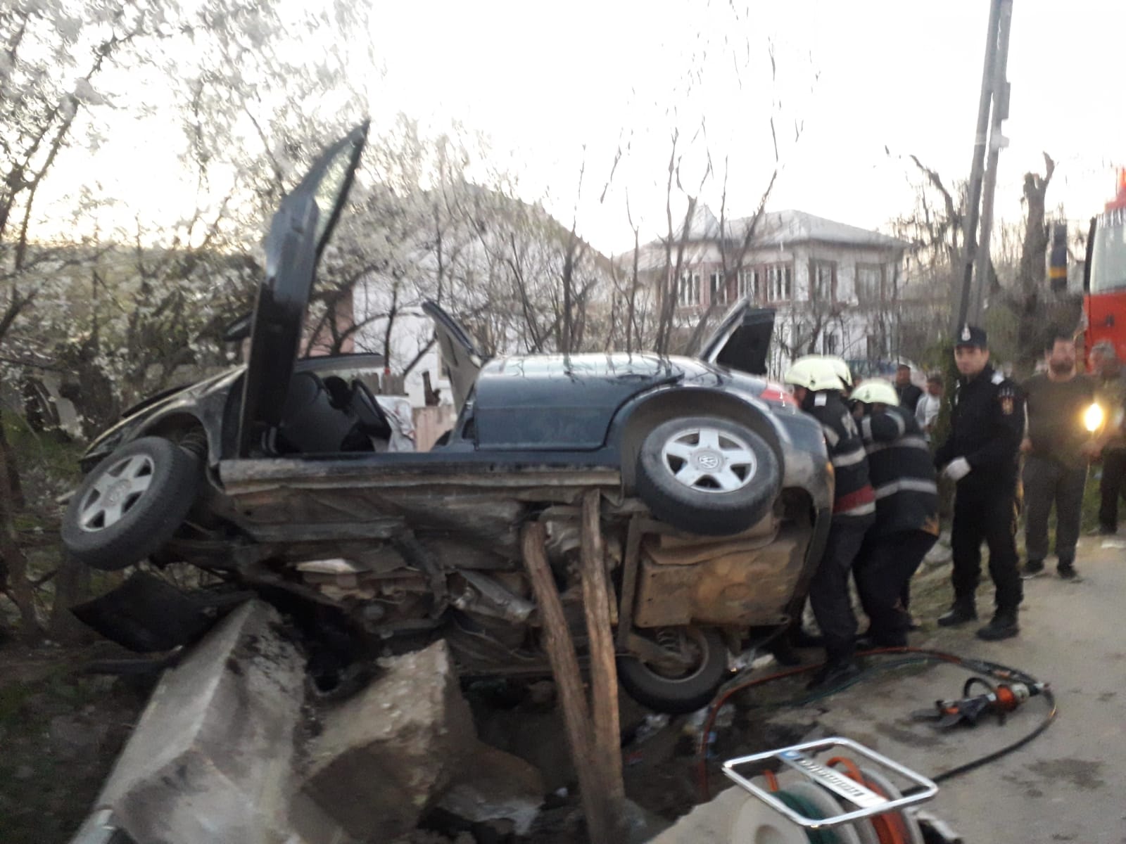 UPDATE / Bilanțul morților a crescut la trei, după ce o mașină a lovit un cap de pod în Vâlcea. Șoferul care a provocat accidentul era băut