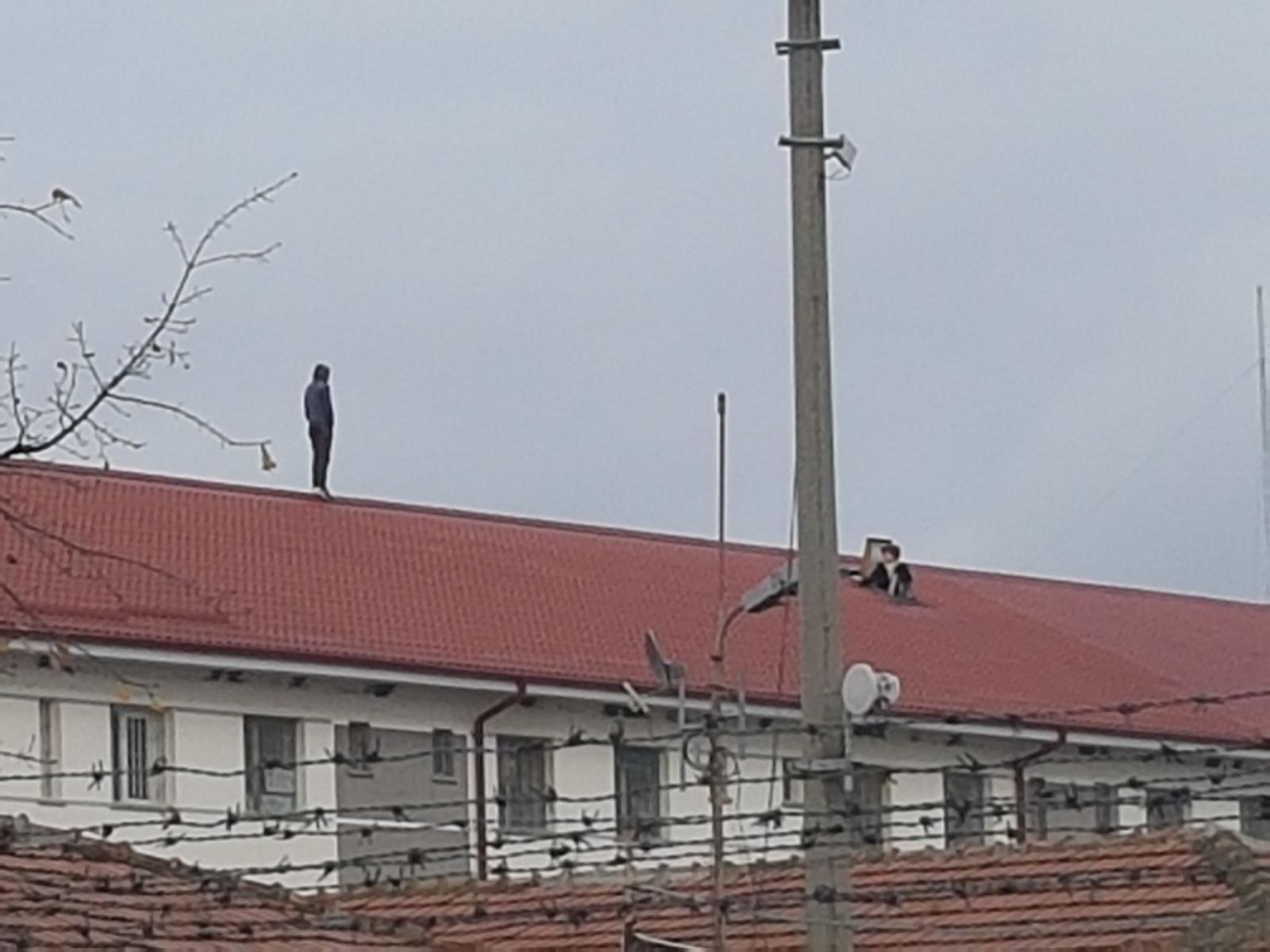 UPDATE: Un deținut al Penitenciarului Vaslui protestează pe acoperișul instituției supărat că a fost amânat de la liberarea condiționată FOTO