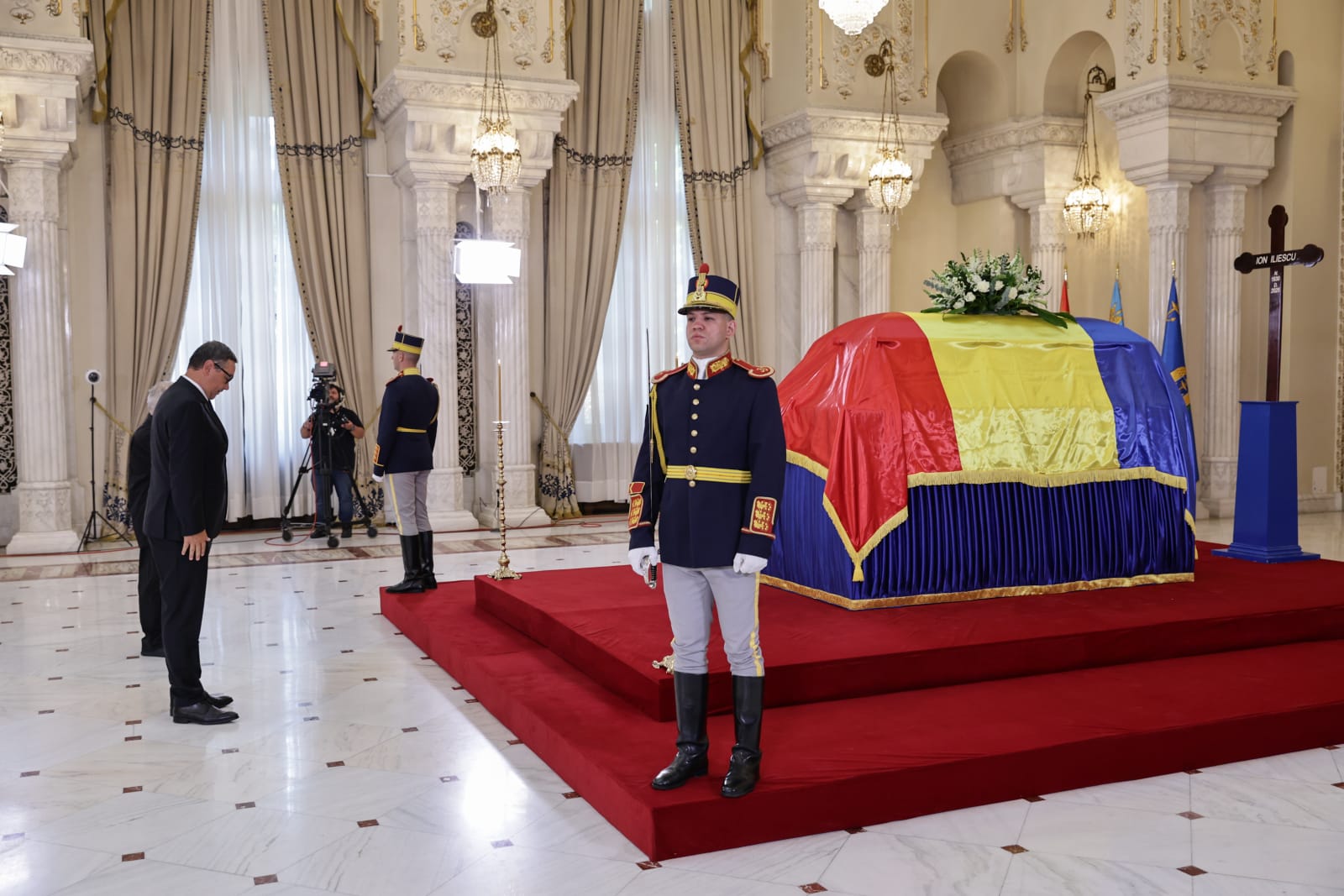 Funeralii de stat pentru Ion Iliescu. Ultimele omagii aduse în fața sicriului fostului președinte, în Sala Unirii, la Palatul Cotroceni