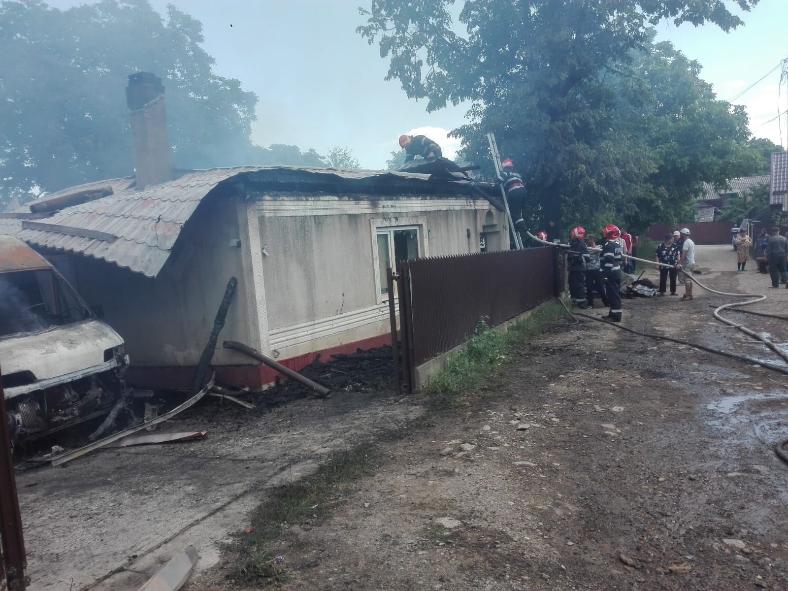 UPDATE/ Patru case din Tulnici, Vrancea, cuprinse de flăcări. Pompierii au localizat incendiul/ GALERIE FOTO&VIDEO