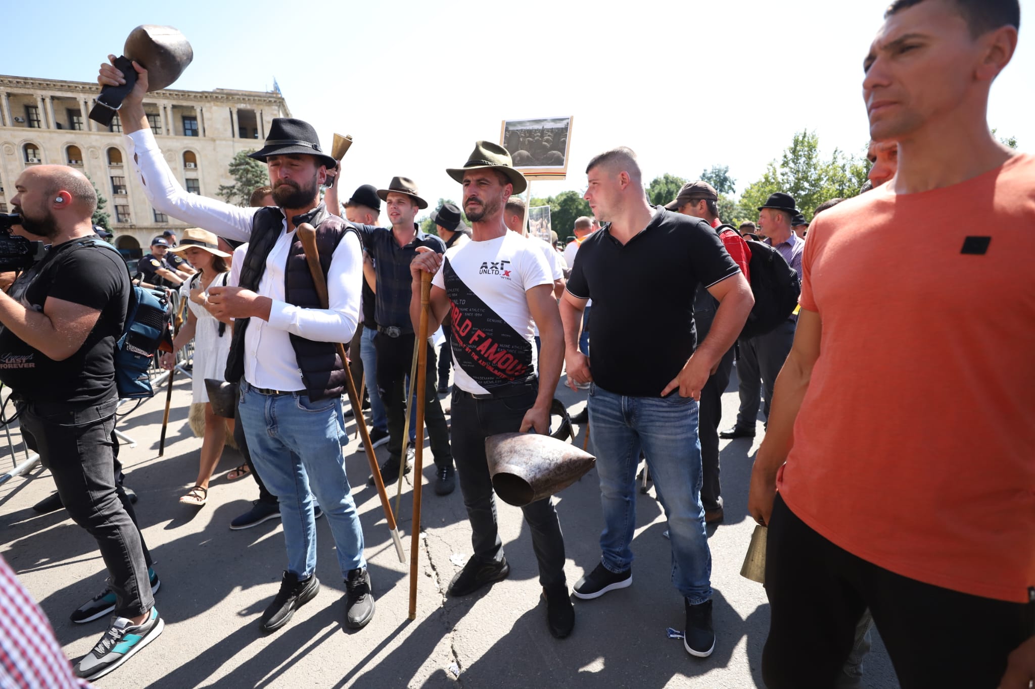 Violențe la protestul fermierilor, în fața sediului ANSVSA. Ce s-a stabilit la discuțiile cu Guvernul. Tanczos Barna anunță că se vor lua măsuri în privința conducerii ANSVSA