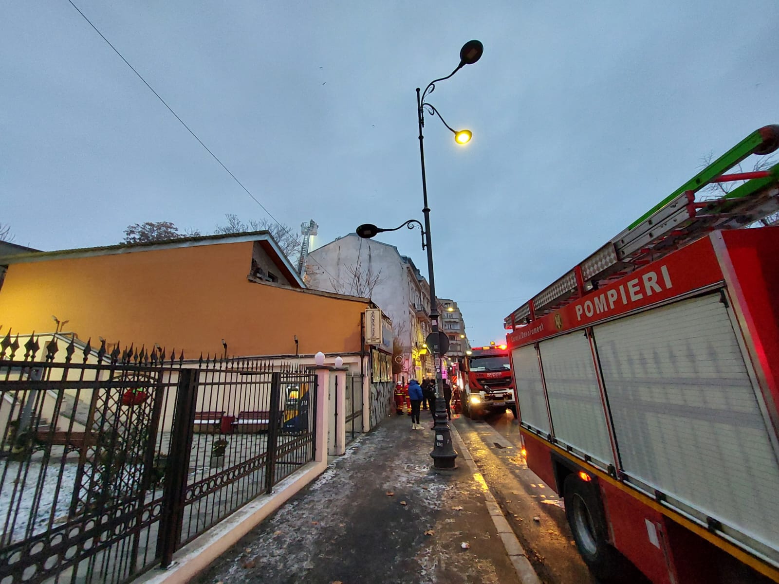 Incendiu în centrul Bucureștiului. Acoperișul unui hotel a fost cuprins de flăcări. Clădirea nu avea autorizație la incendiu, spune ISU