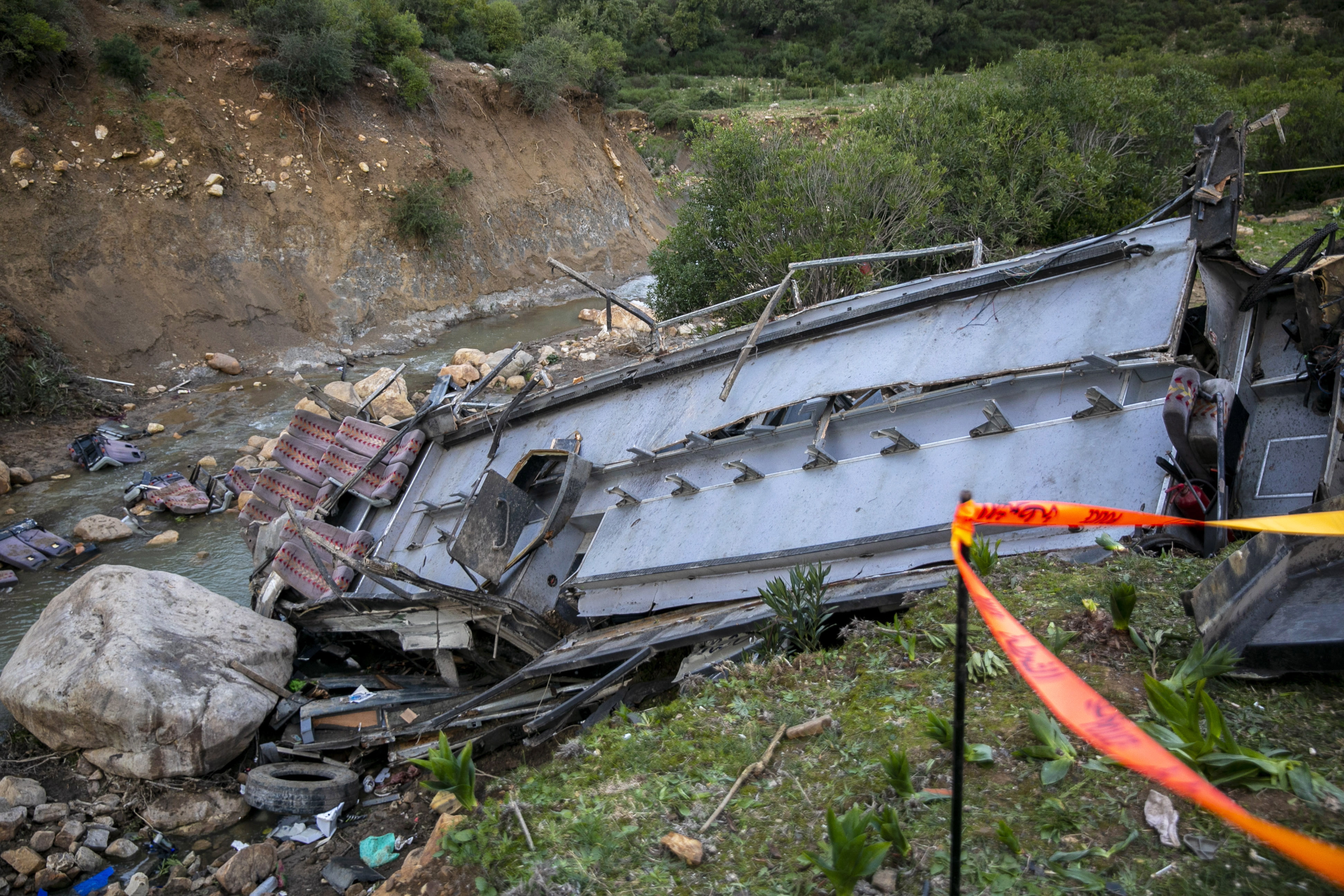 Un autocar cu peste 40 de pasageri la bord a căzut într-o râpă, în Tunisia. Cel puțin 24 de oameni au murit