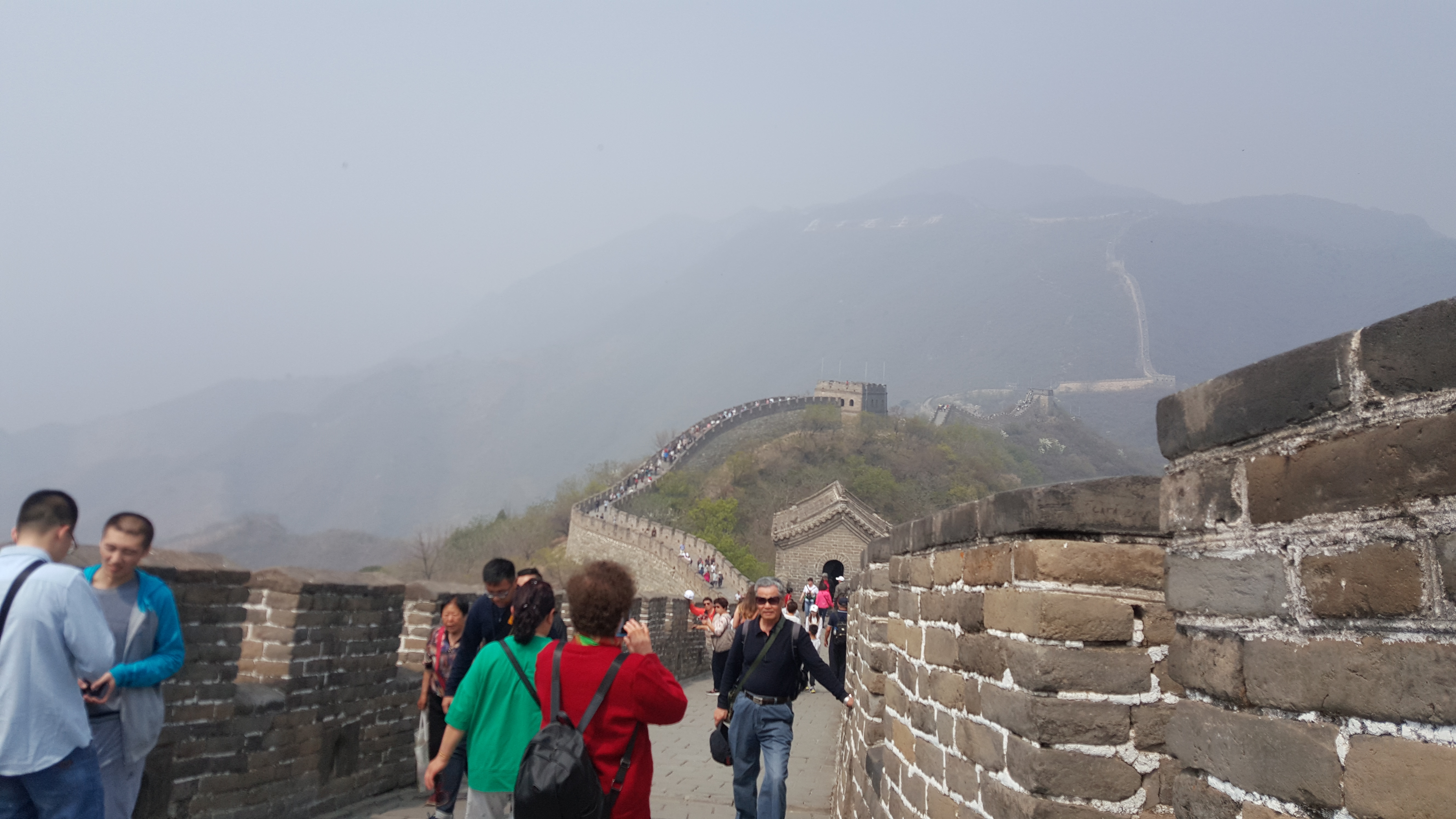CORESPONDENȚĂ DIN SICHUAN și BEIJING, ULTIMUL CAPITOL | Scriitoarea Doina Ruști, despre plimbarea pe strada unuia dintre cei mai importanți poeți chinezi și excursia la Marele Zid