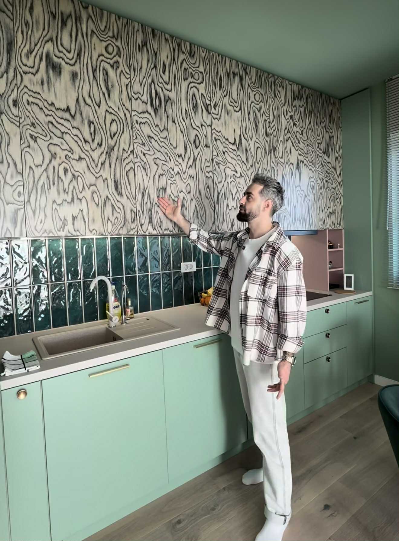 Imagini din apartamentul de lux în care locuiește Radu Bucălae cu soția. Mobila e făcută la comandă, la sfatul designerilor de interior