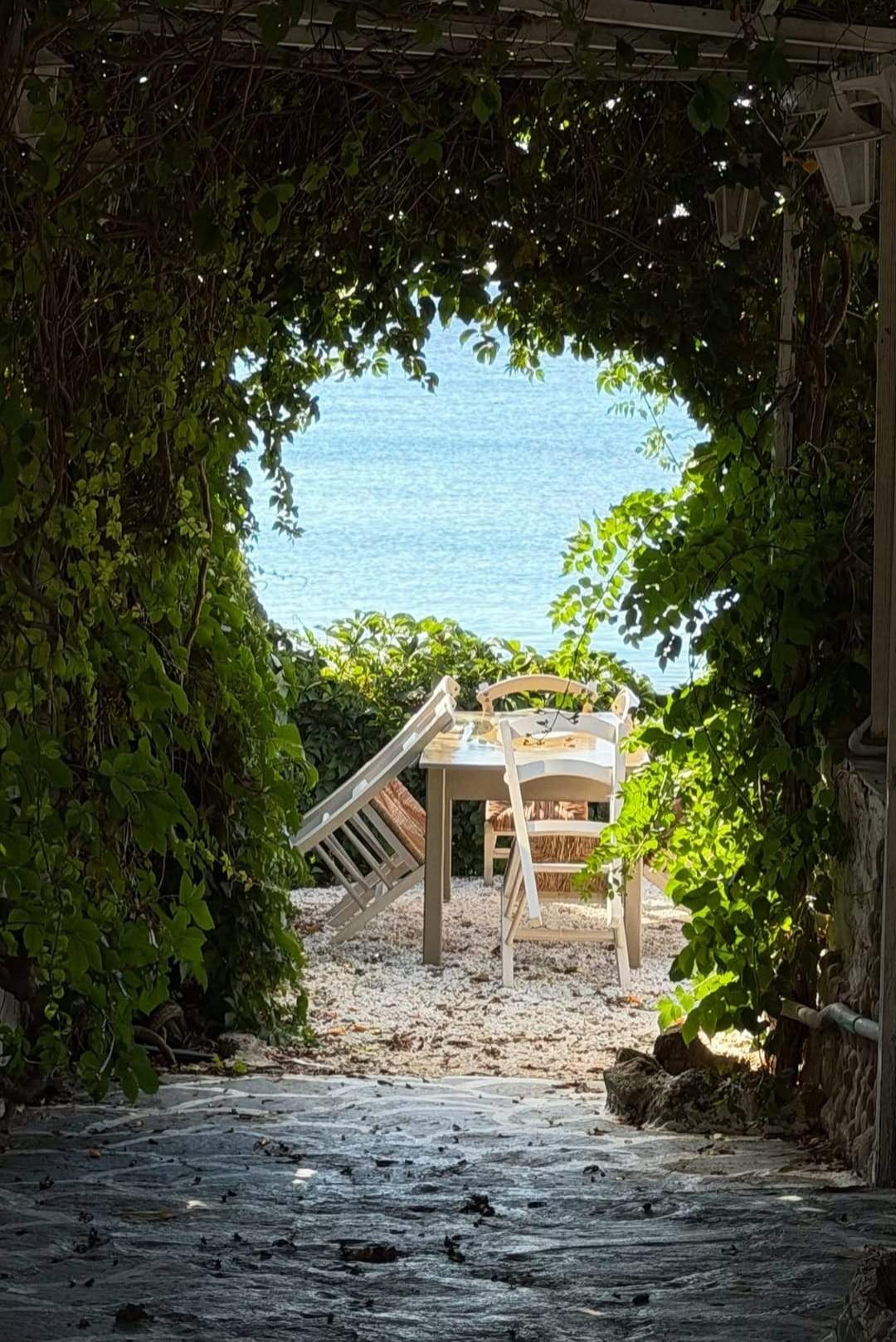 Simona Gherghe, vacanță de vis în Grecia alături de familie. Imagini din locul de care s-a îndrăgostit în urmă cu 18 ani