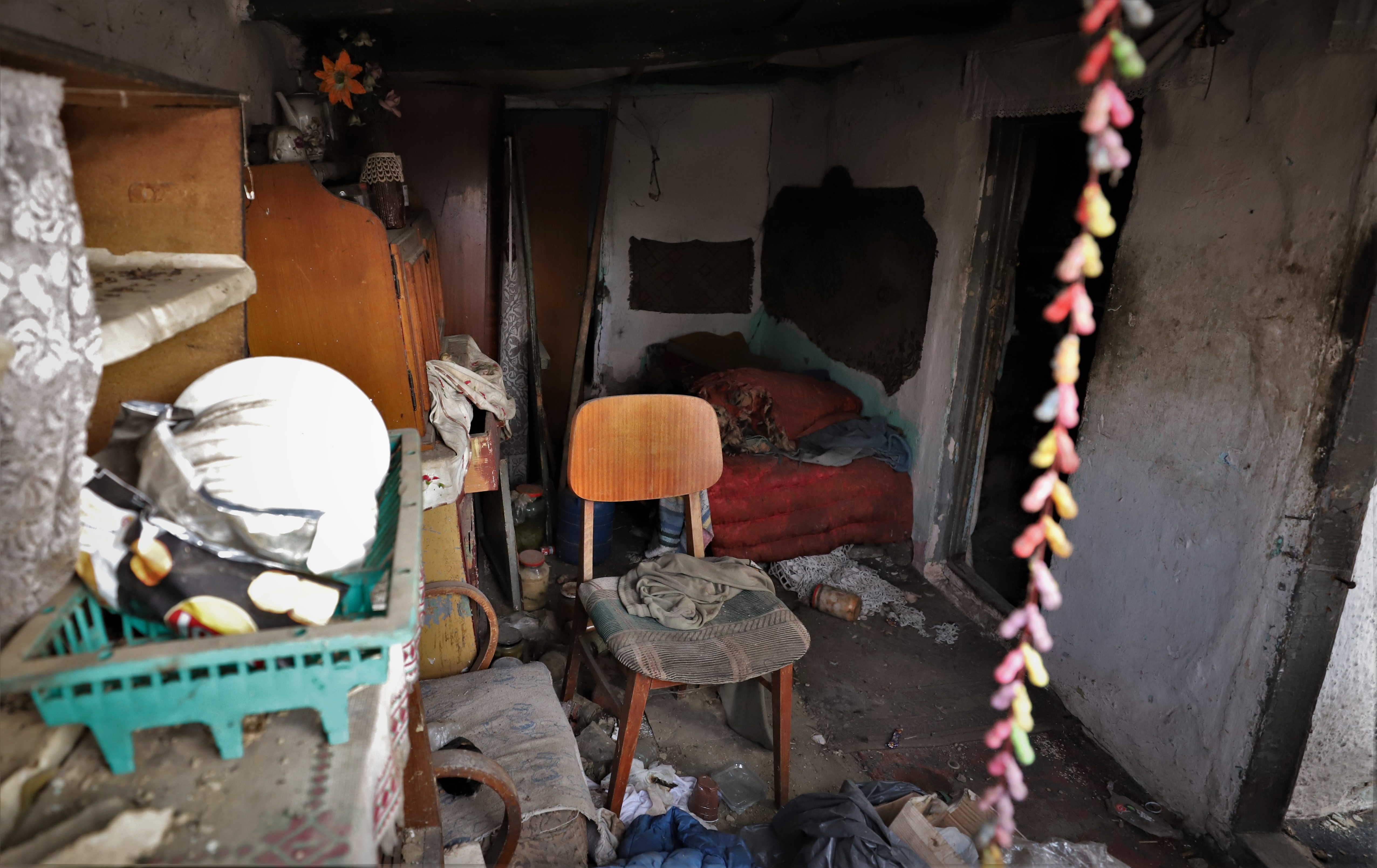 REPORTAJ. La 26 de ani, Andrei veghează la căpătâiul mamei căzute la pat. S-a împrumutat 700 de lei ca să ia o ușă pentru casa lor care stă să cadă: „Muncesc să am grija ei! N-o s-o părăsesc niciodată!”