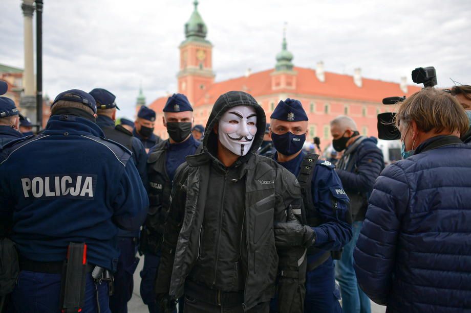 Val de proteste în Europa. Manifestanţii din Germania, Polonia, Elveţia şi Marea Britanie protestează împotriva restricţiilor impuse