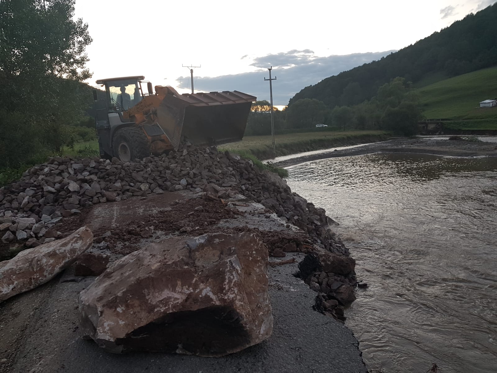 VIDEO/ Inundații de proporții în Covasna și Brașov. Bilanțul de luni dimineață. Șapte drumuri închise, sute de locuințe afectate