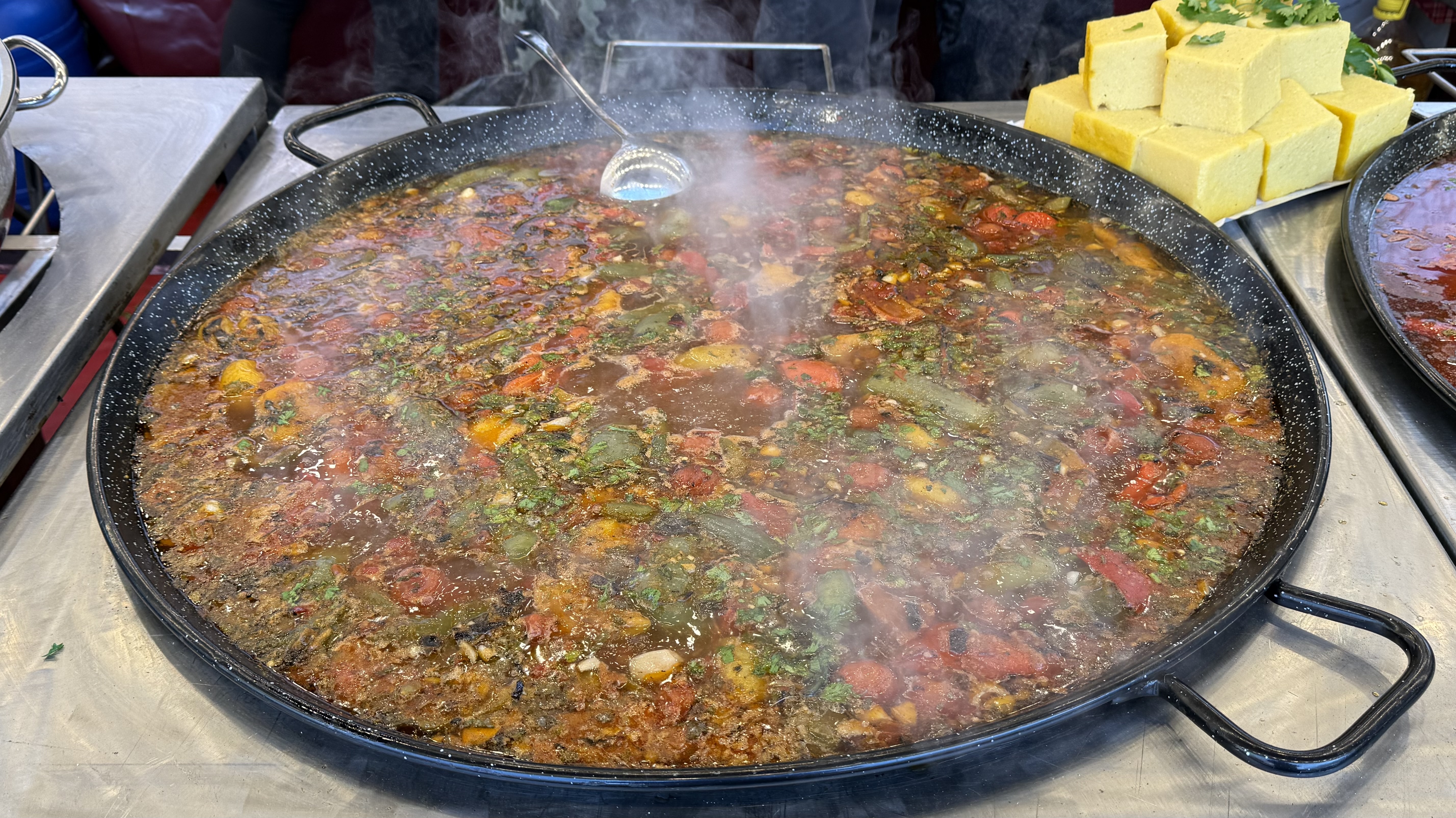 Cât costă o ciorbă pescărească lipovenească la Festivalul Pescăresc din București? O bucată de crap, cât un kilogram, în Obor