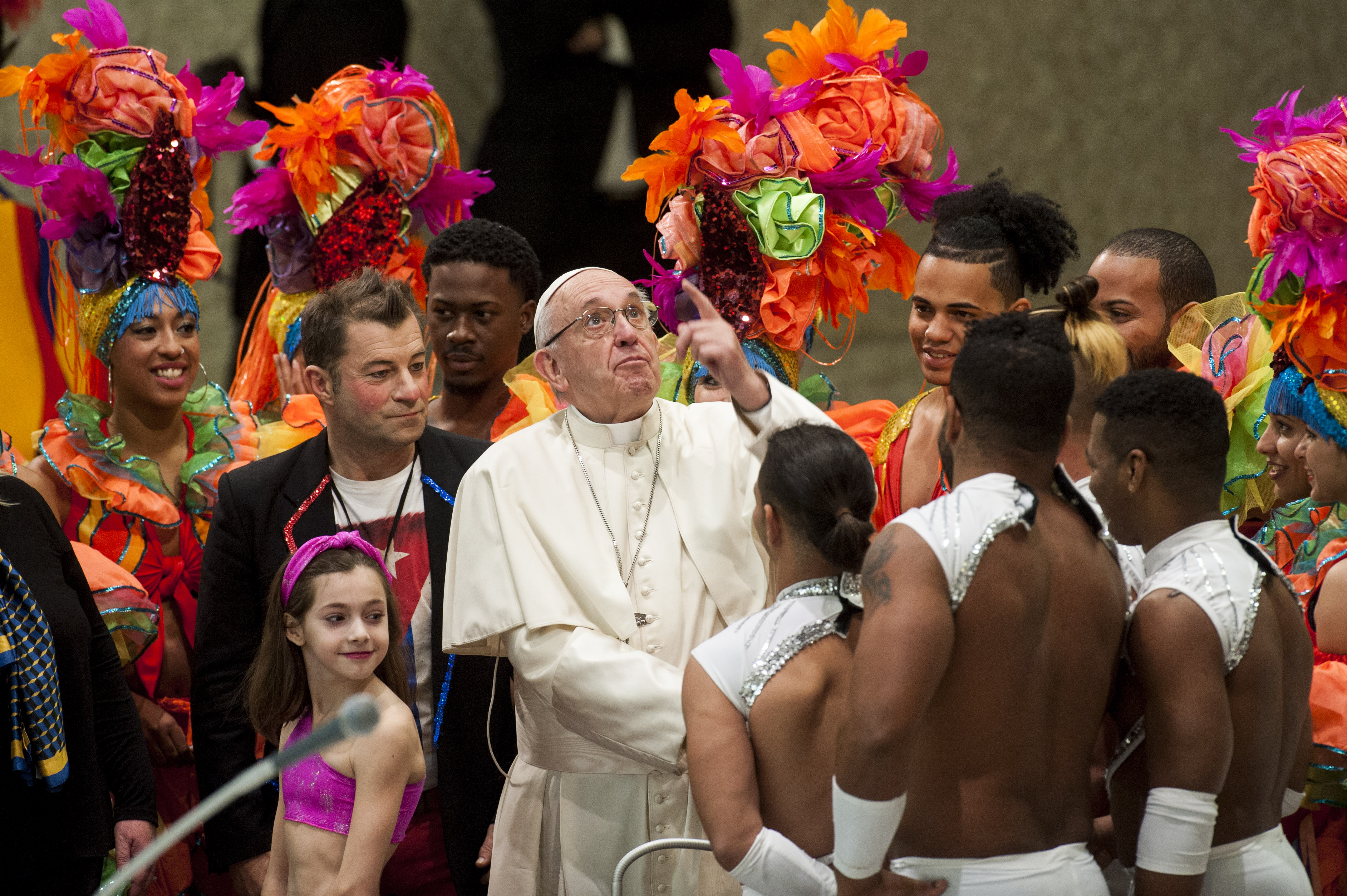 FOTO | Imagini inedite cu Papa Francisc. Suveranul Pontif a fost vizitat de artiști de circ