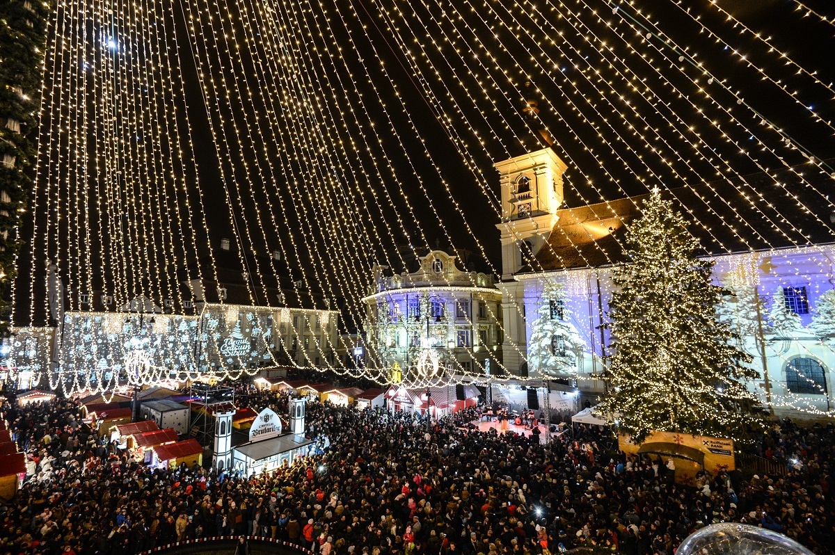 Târgul de Crăciun din Sibiu a început. Proiecția grandioasă din Piața Mare, urmărită de peste zece mii de oameni