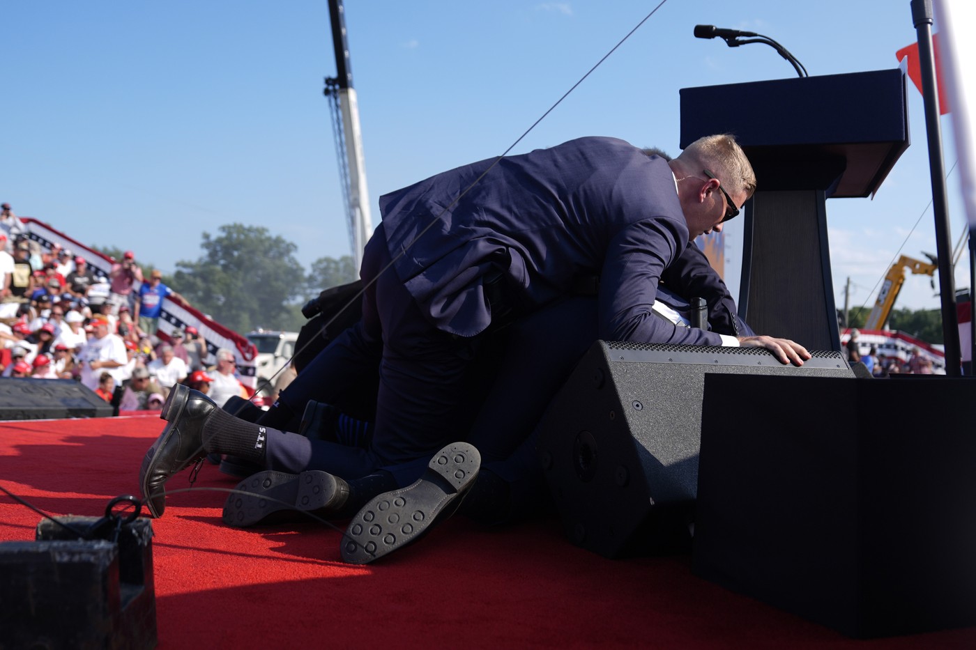 Momentul în care Donald Trump este rănit la urechea dreaptă, în tentativa de asasinat asupra sa