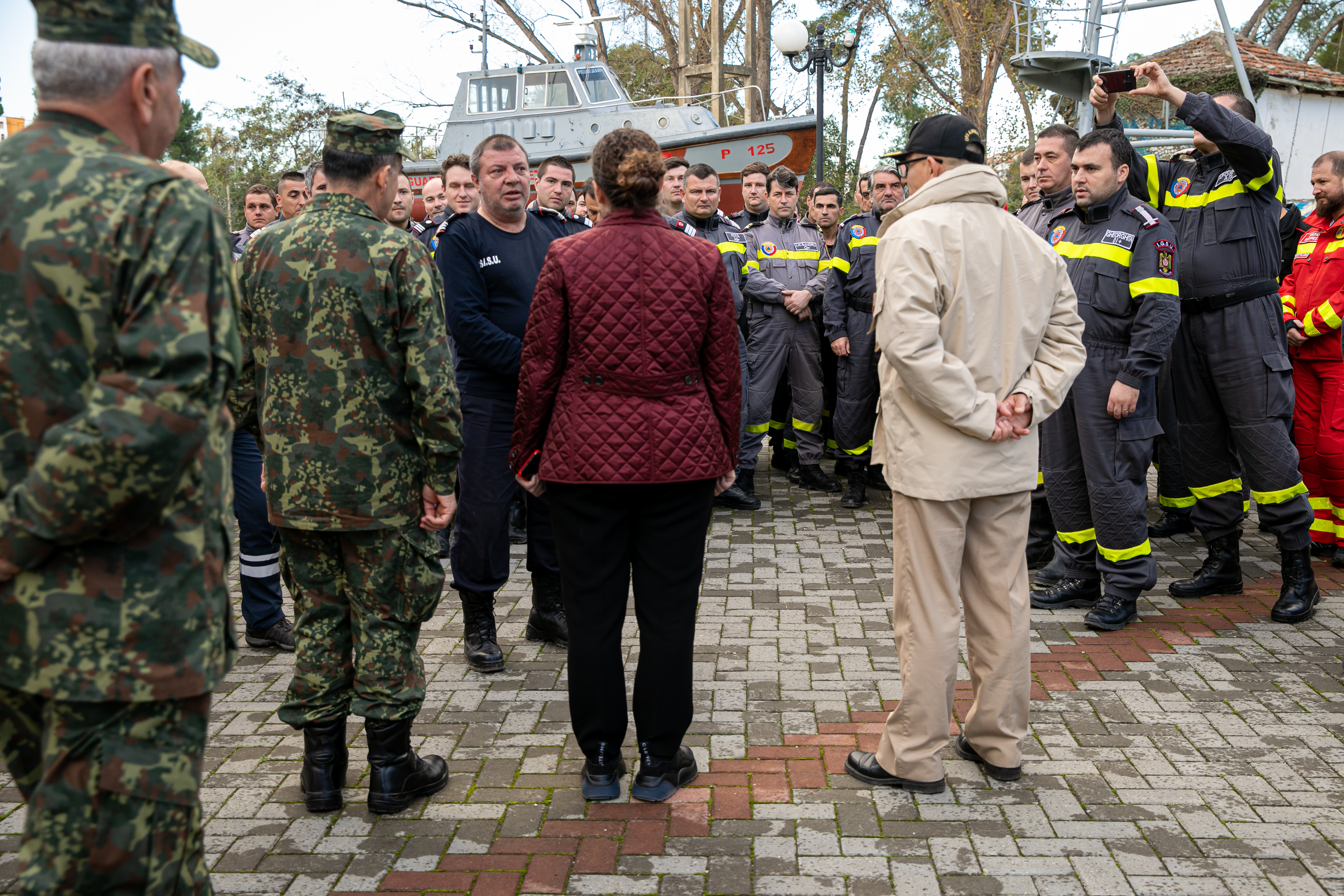 Pentru pompierii români din inima dramei albaneze, Ziua Națională a picat de Ziua Recunoștinței. ”Cele două cadavre erau, de fapt, mama și fiul. Tatăl și fiica au scăpat!”