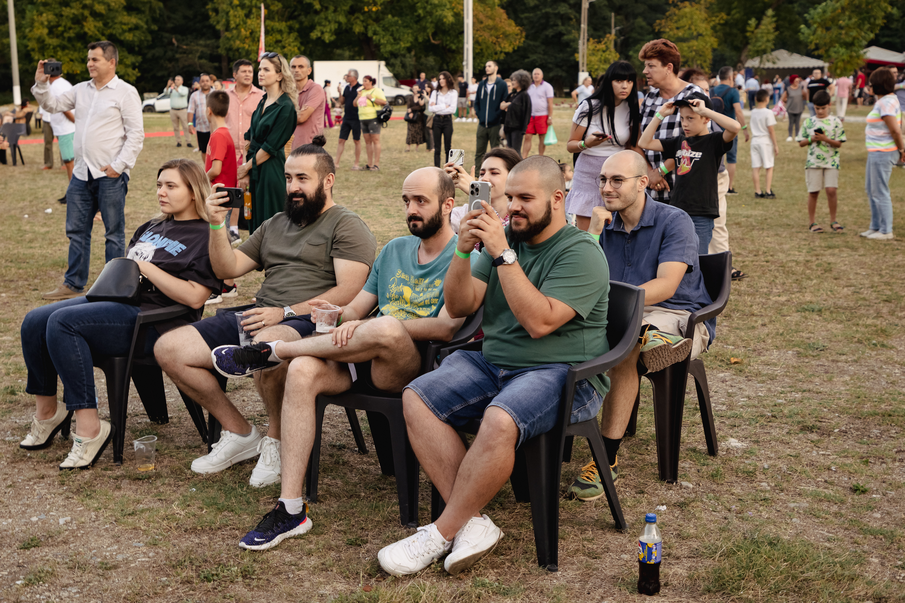 REPORTAJ Actorul Cuzin Toma a venit cu Taraful Caliu să aducă Film în Sat, la Peștișani, Gorj: „Să știe oamenii care m-au văzut crescând că joc și roluri serioase!”