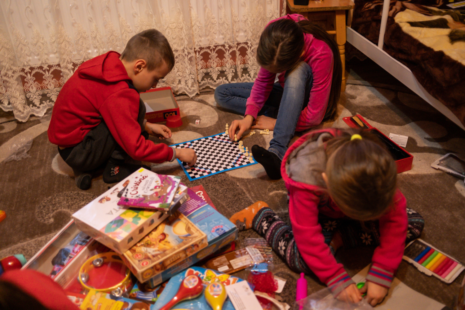 Cum s-a mobilizat Diaspora de Sărbători pentru o familie de români din Ucraina care a adoptat șase frați orfani: „Avem nevoie de haine și încălțăminte pentru copii”
