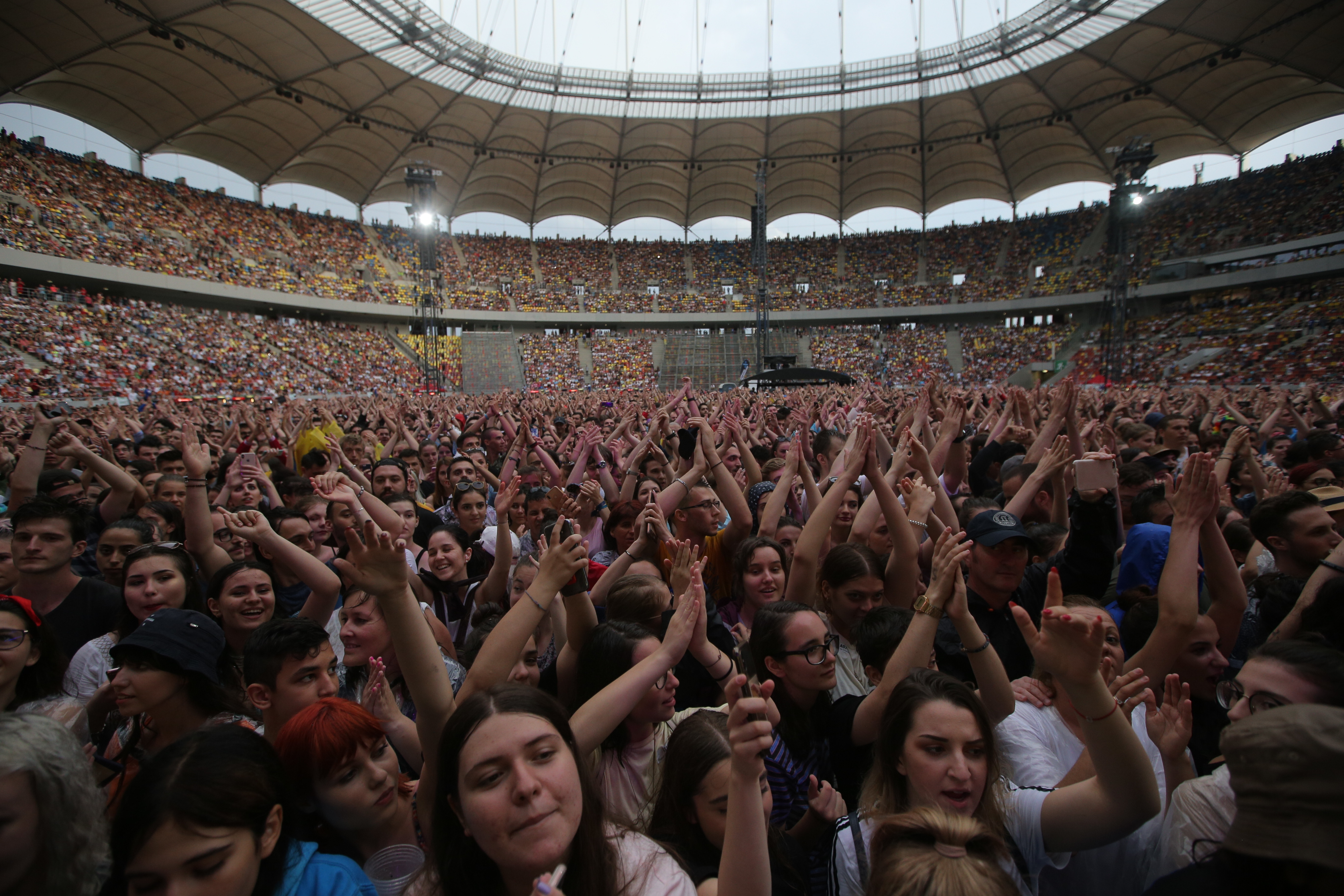 FOTO | La concertul de la Arena Națională, Ed Sheeran a purtat tricoul de 250 de lei al naționalei de fotbal a României