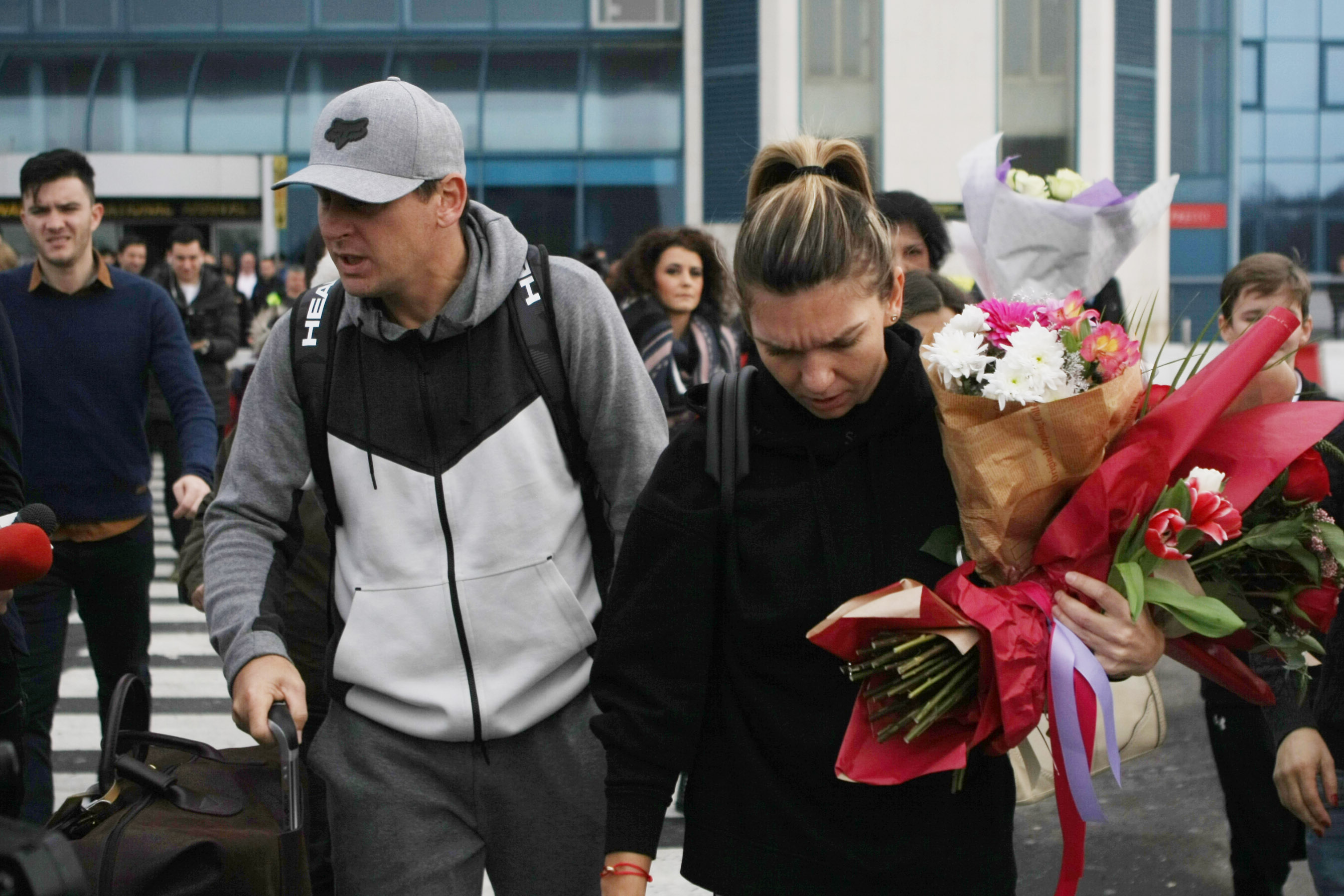 Simona Halep s-a întors acasă supărată și accidentată. A refuzat primirea la Salonul Oficial. Îmbulzeală la aeroport / GALERIE FOTO