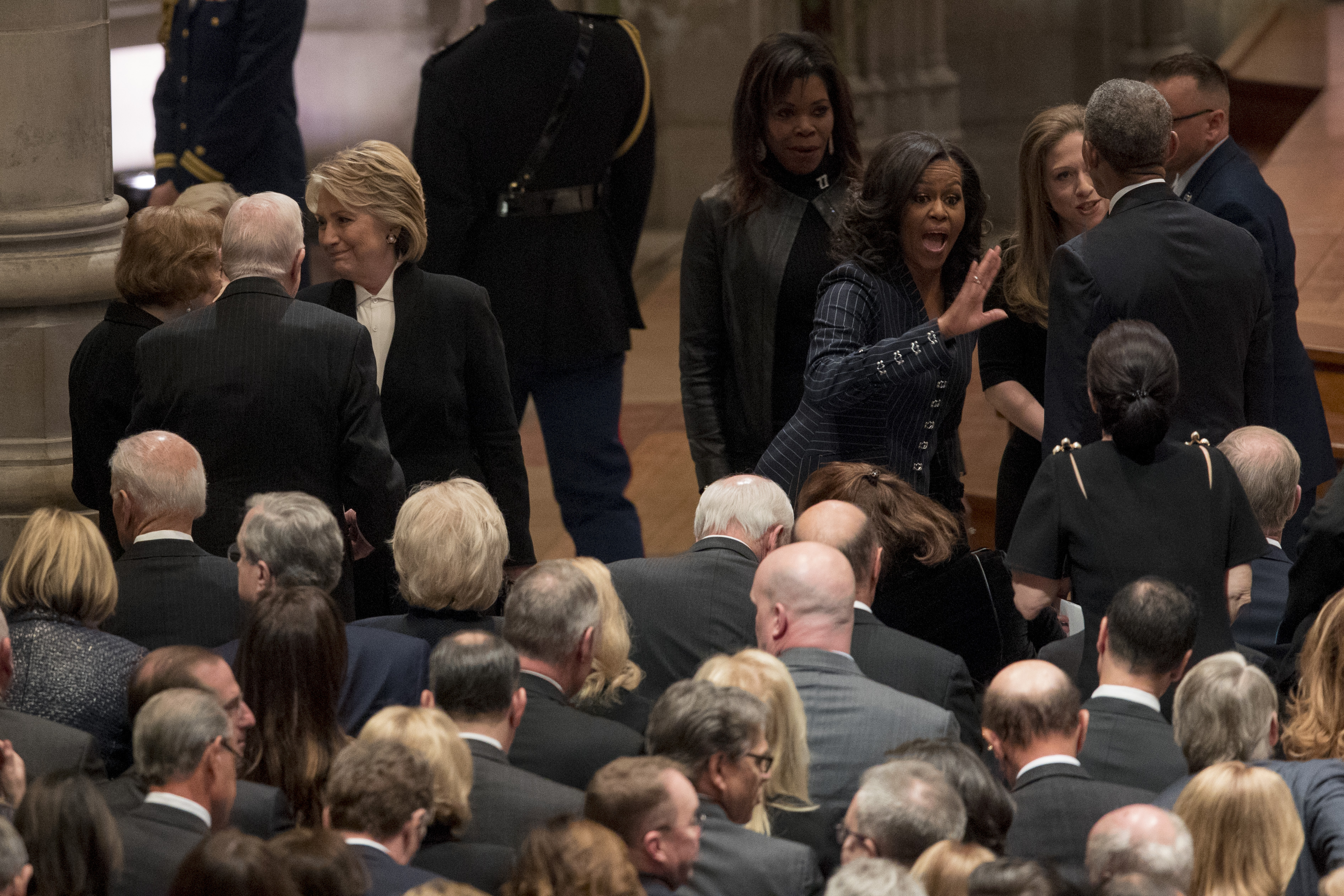FOTO&VIDEO/ Funeralii de stat pentru George H.W. Bush. Donald Trump și Hillary Clinton s-au ignorat, deși au stat pe același rând