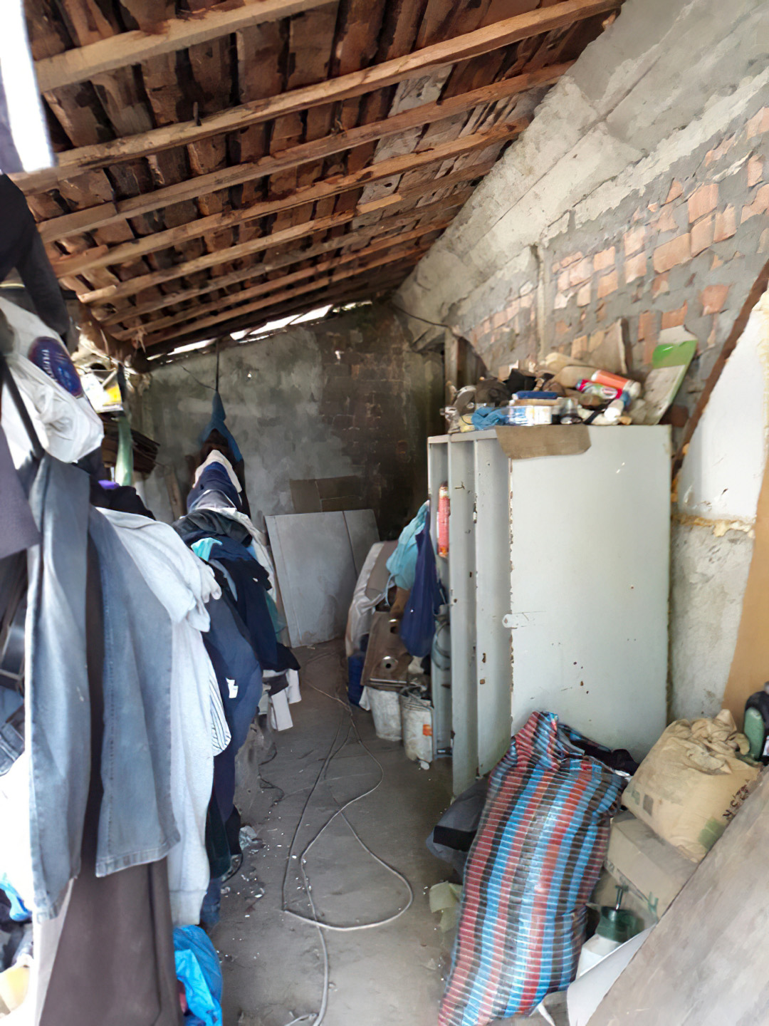 Noi imagini din camera în care Dincă spune că a ucis-o pe Alexandra Măceșanu.  Anchetatorii au găsit afișele cu care ”monstrul” încerca să racoleze femei ”fără obligații”