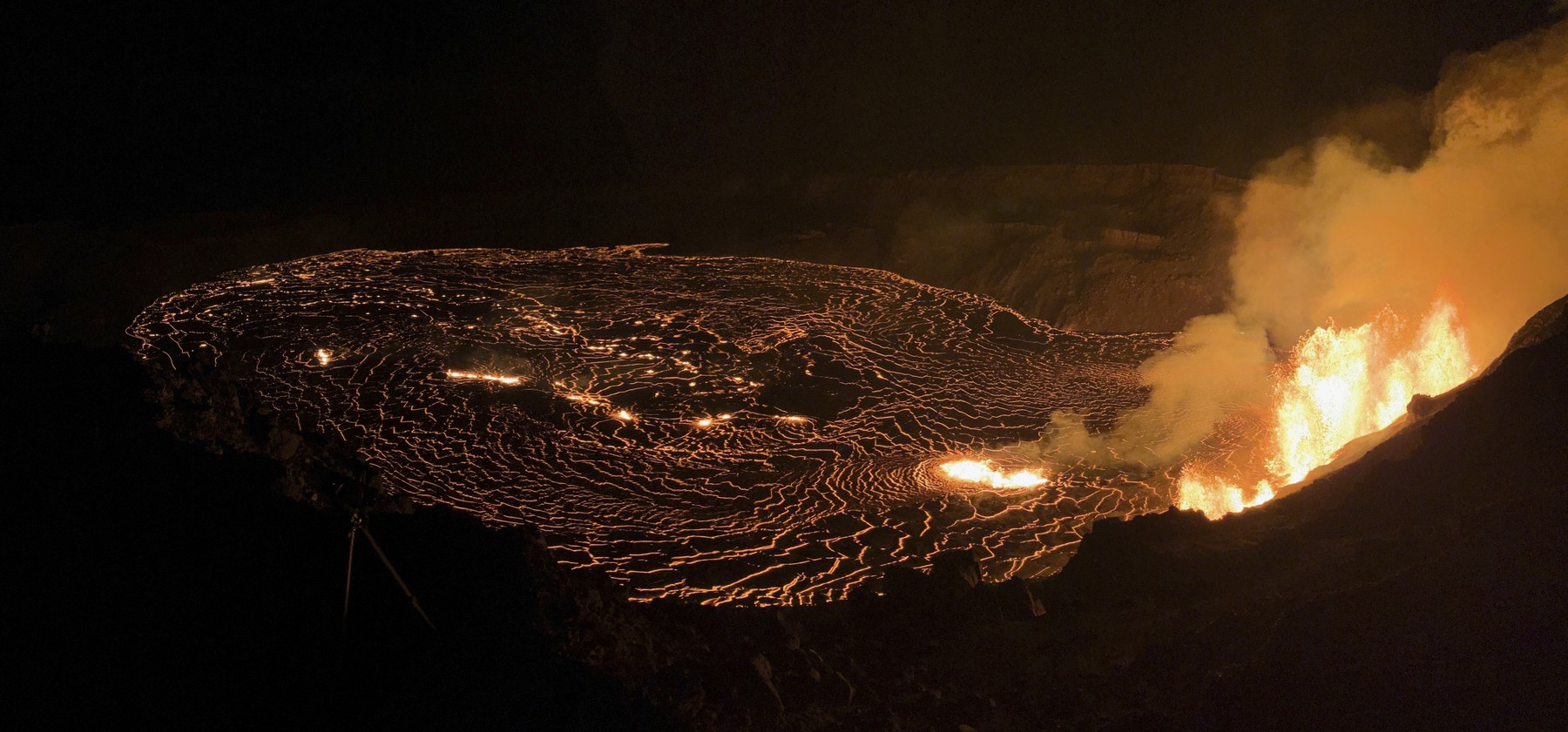 Unul dintre cei mai activi vulcani din lume a început să erupă. Imagini spectaculoase cu Kilauea