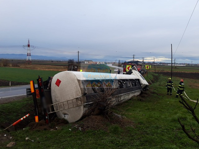 Două autocisterne, dintre care una plină cu motorină, s-au răsturnat pe șoselele din România