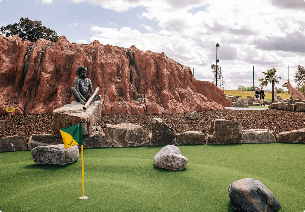 Cel mai mare teren de minigolf din Europa se întinde pe o suprafață de 107.000 de metri pătrați și are propria cascadă