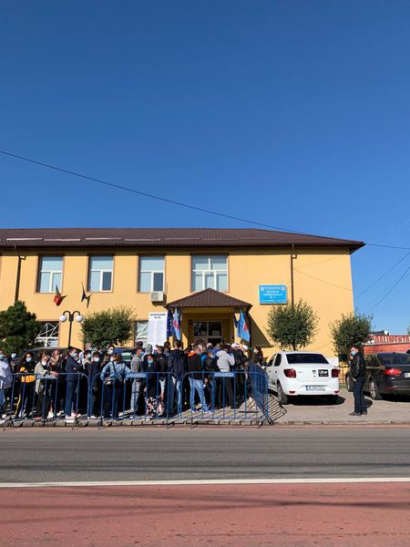 Două alegeri organizate în pandemie, mobilizare complet diferită. Cozi în septembrie, secții goale în decembrie