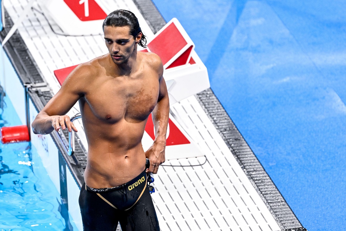 „Zeul frumuseții” la Paris, campionul olimpic Thomas Ceccon, filmat când doarme în parc, pentru că e prea cald în camerele din Satul Olimpic