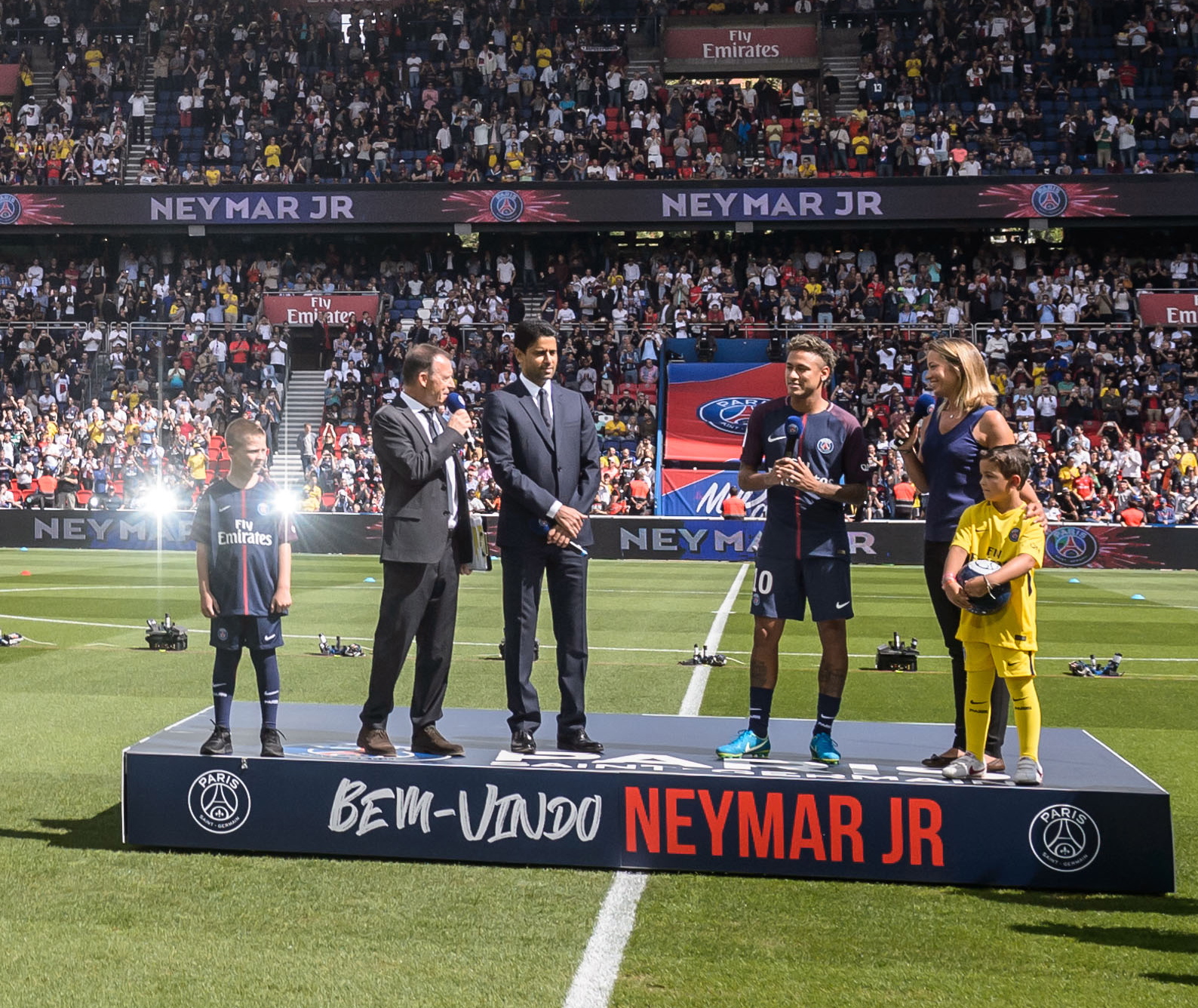 Neymar, înger la Paris, demon la Barcelona. Fanii lui PSG au cumpărat deja 10.000 de tricouri cu numele starului brazilian. Catalanii dau foc tricourilor fostului lor idol / FOTO&VIDEO