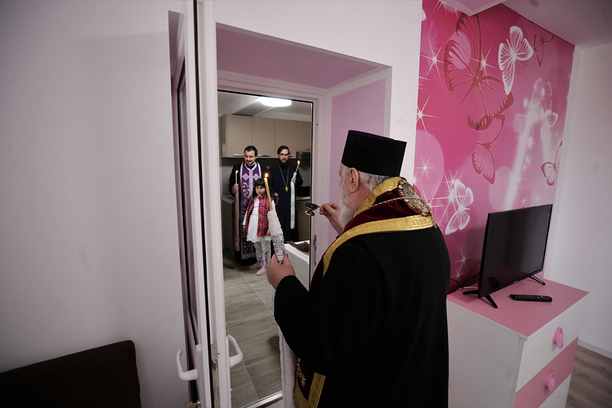 Fața discretă a Bisericii. Miracolul făcut de un preot și de oamenii dintr-un sat din Tulcea pentru o fetiță sărmană de 8 ani: „Roz a vrut, roz a ieșit!”