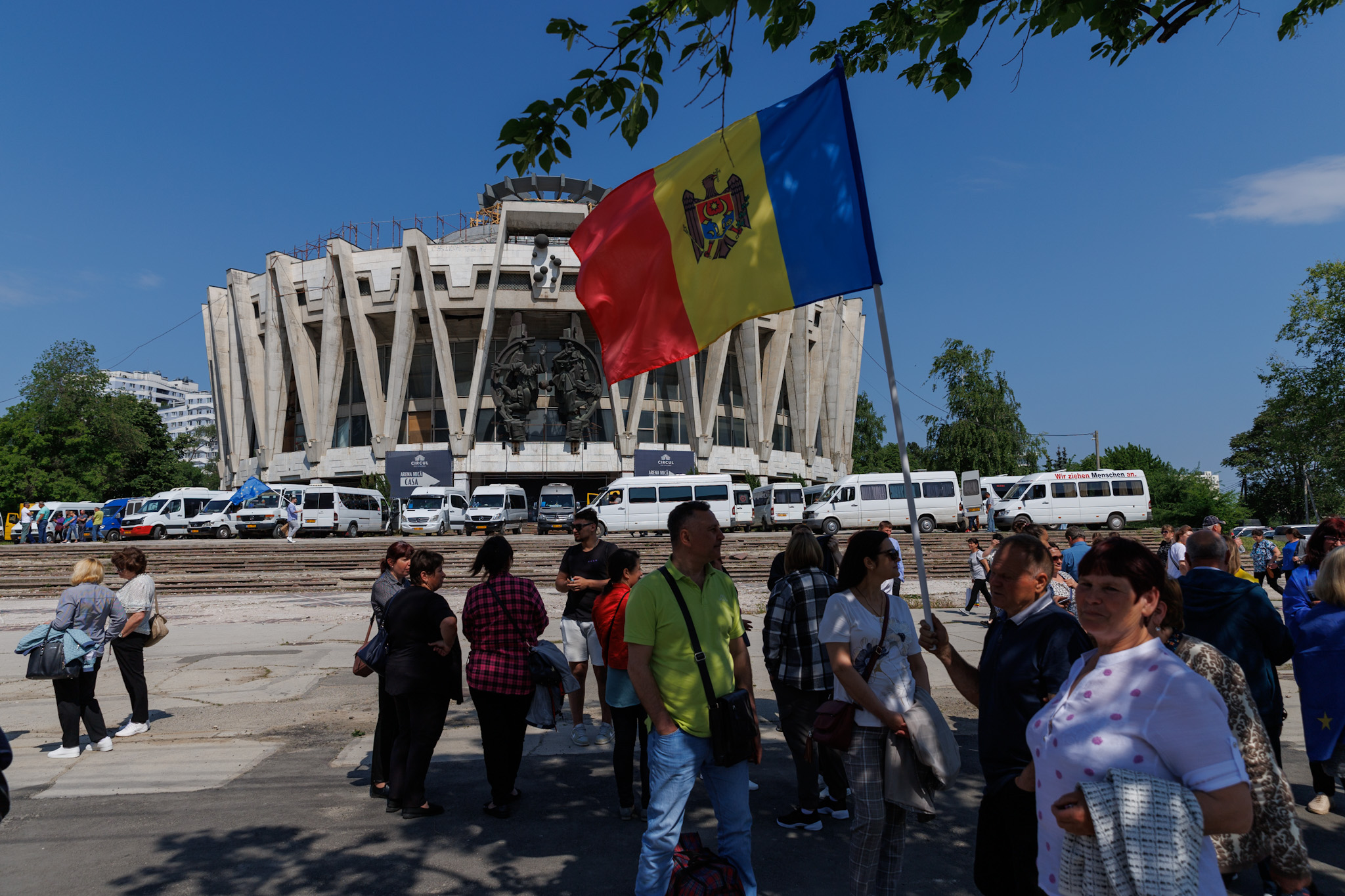 REPORTAJ. Marșul moldovenilor spre Vest a trecut peste șoselele pavate de sovietici. Libertatea a mers cu un autocar cu manifestanți spre piața din Chișinău în care 80.000 de oameni au strigat că vor în Europa