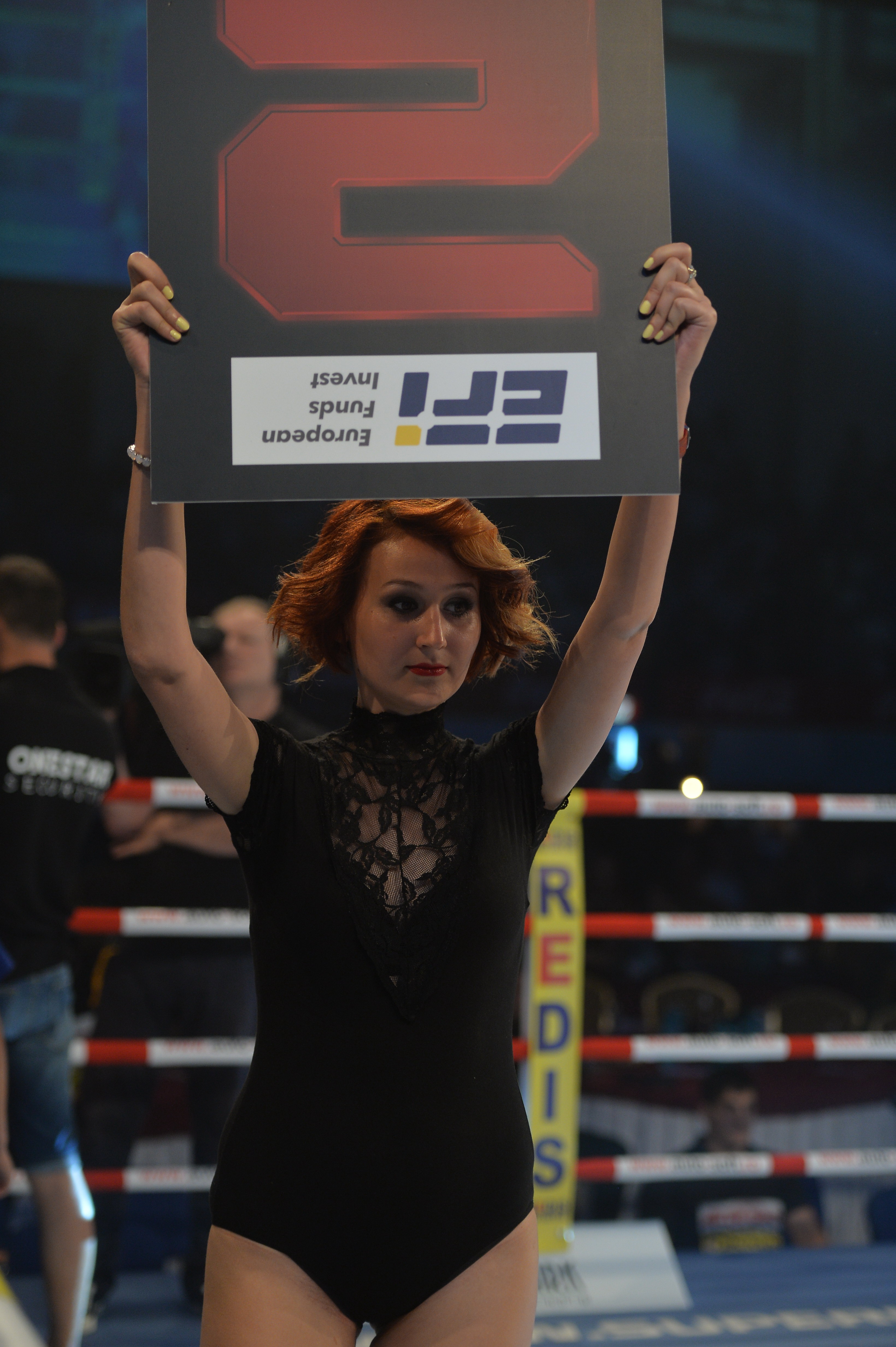 În ring când au intrat, spectatorii și mai tare s-au înfierbântat! Fetele sexy din preajma băieţilor duri de la Superkombat Constanța / GALERIE FOTO HOT   