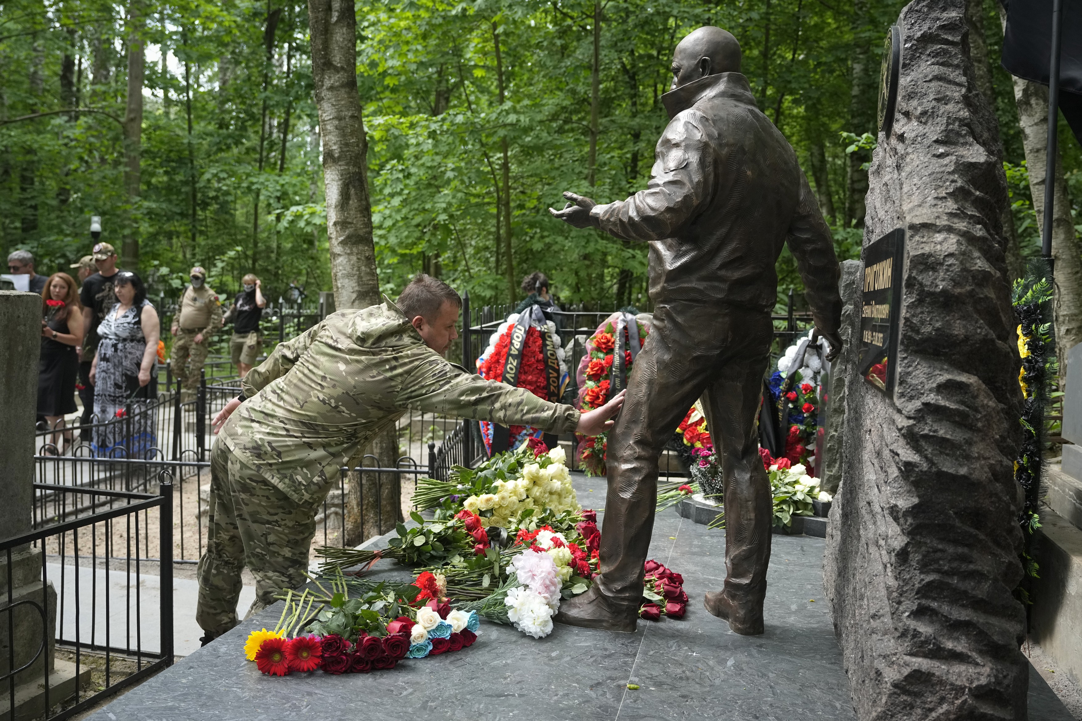 O statuie de bronz a lui Evgheni Prigojin, dezvelită la mormântul său din Sankt Petersburg
