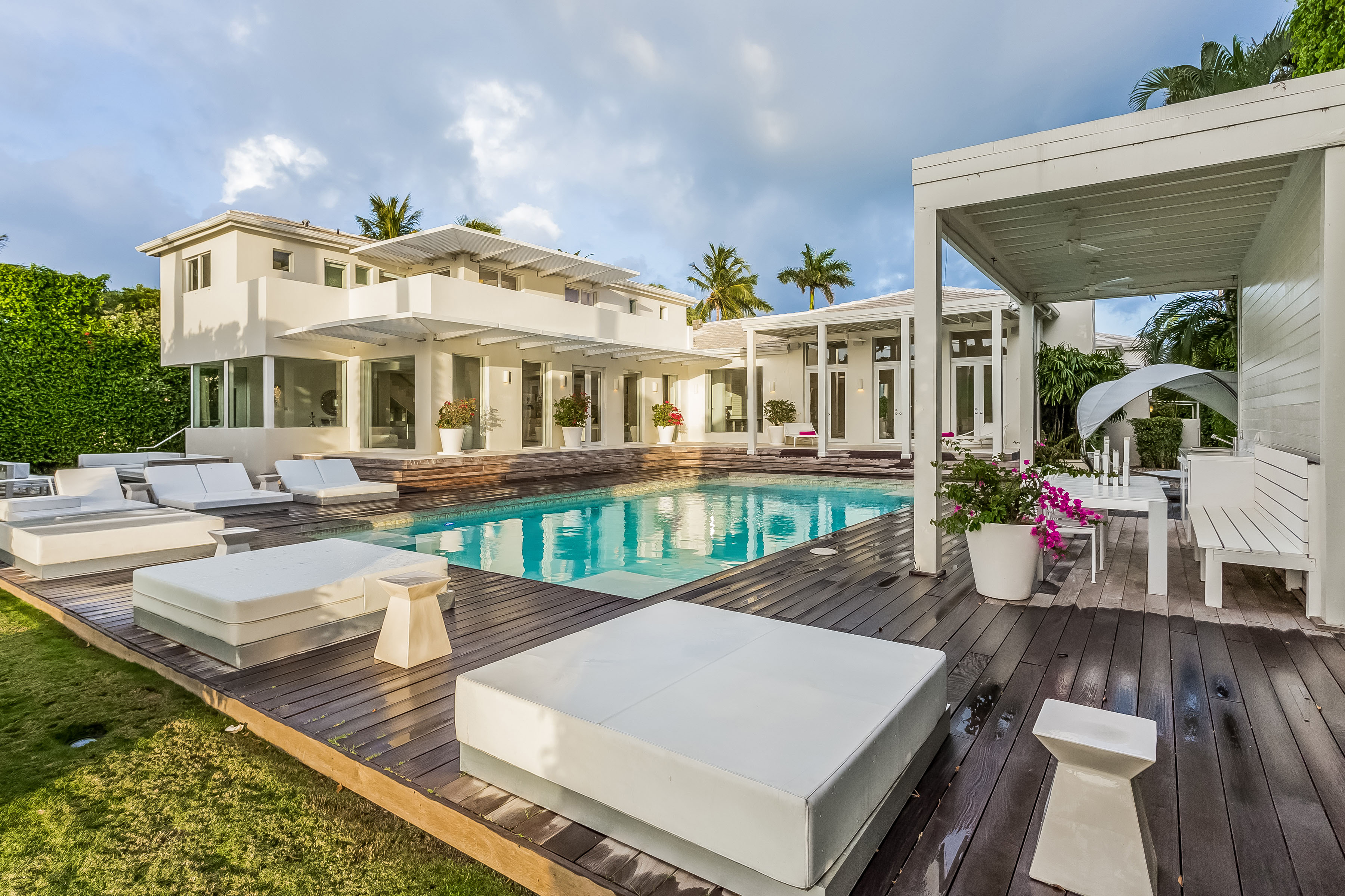 GALERIE FOTO/ Shakira și-a scos casa din Miami Beach la vânzare. Suma fabuloasă pe care o cere