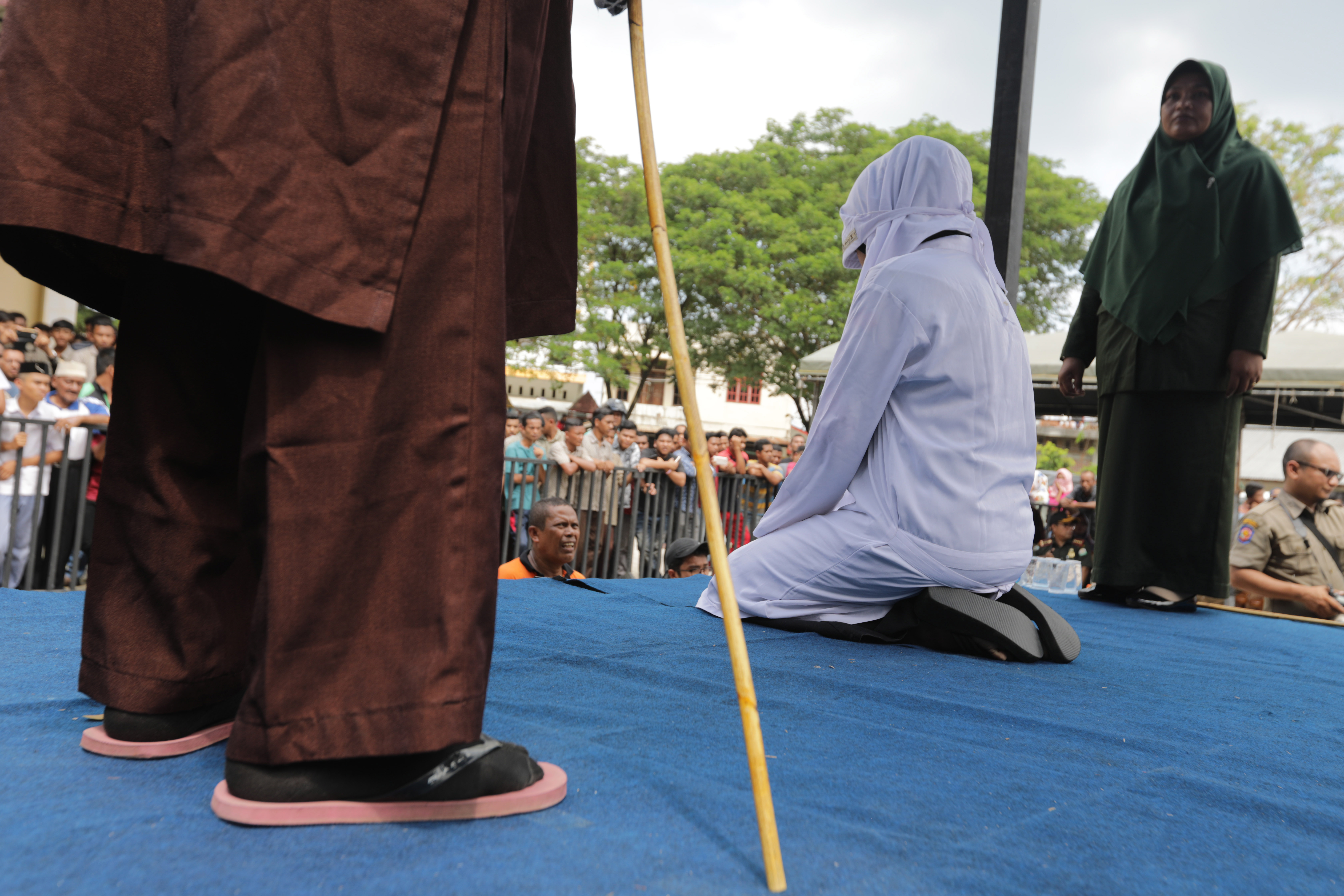 Pedeapsa dură primită de doi tineri din Indonezia, după ce au fost prinși sărutându-se în public