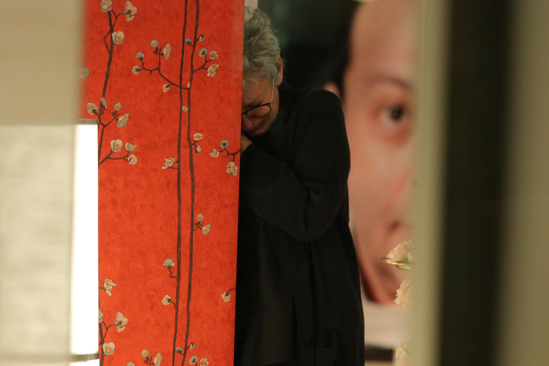 Trupul neînsufleţit al lui Ducu Darie a fost depus la Teatrul Bulandra. Actrița Oana Pellea, îndurerată, la căpătâiul regizorului
