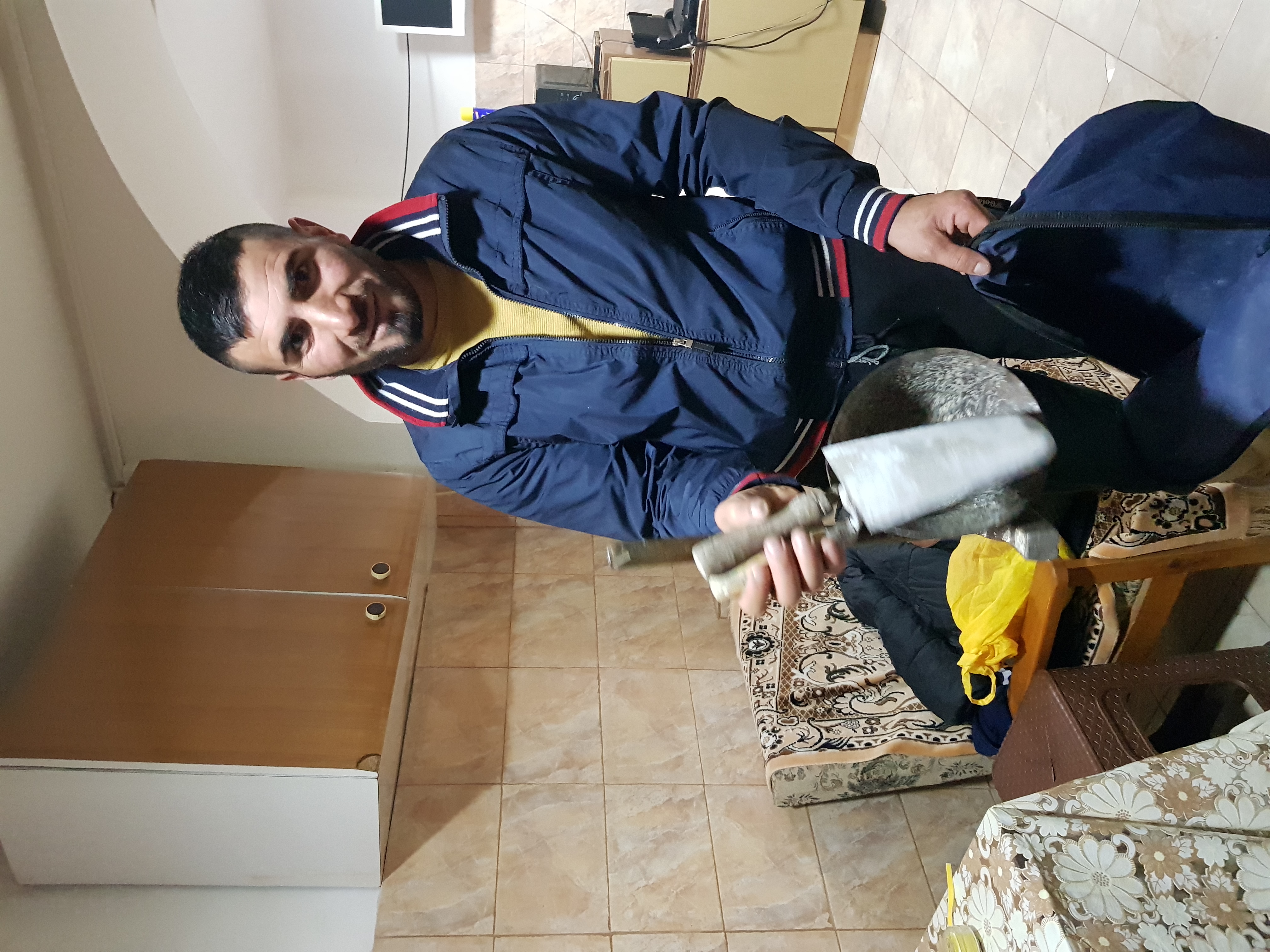 REPORTAJ. ZIUA CEA MAI LUNGĂ A LUI LAURENȚIU. Confundat cu unul dintre suspecții crimei de la Sibiu, încătușat și bătut, bărbatul din Dolj vrea acum să dea Poliția în judecată: „Mă împrumut de bani, dar nu-i las!”