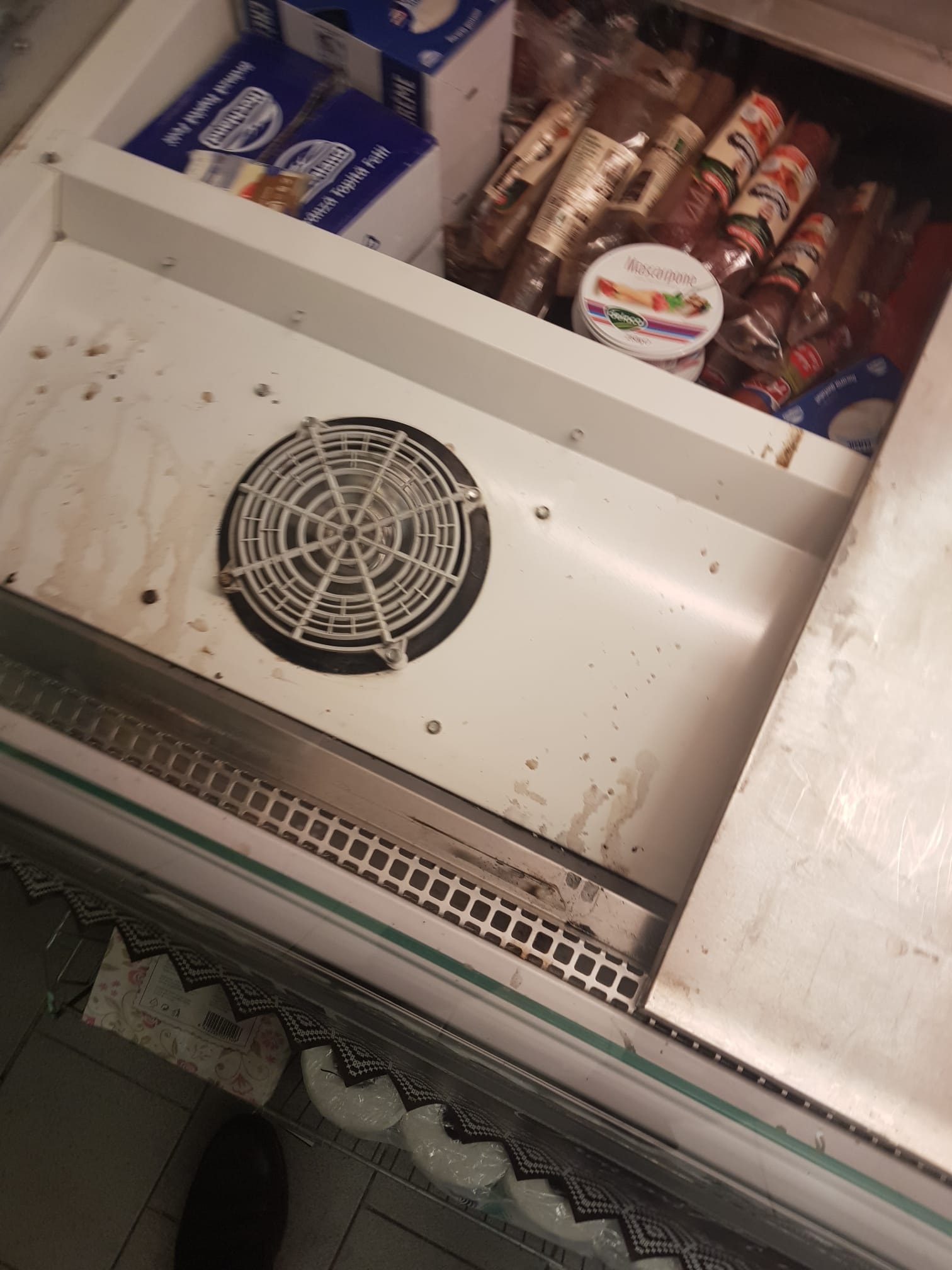 Sute de kilograme de alimente, oprite de la comercializare în două din cele mai populare stațiuni montane. Ce au descoperit inspectorii ANPC