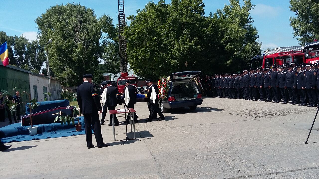 Ceremonie impresionantă pentru pompierul care a salvat trei vieți după ce a murit | GALERIE FOTO