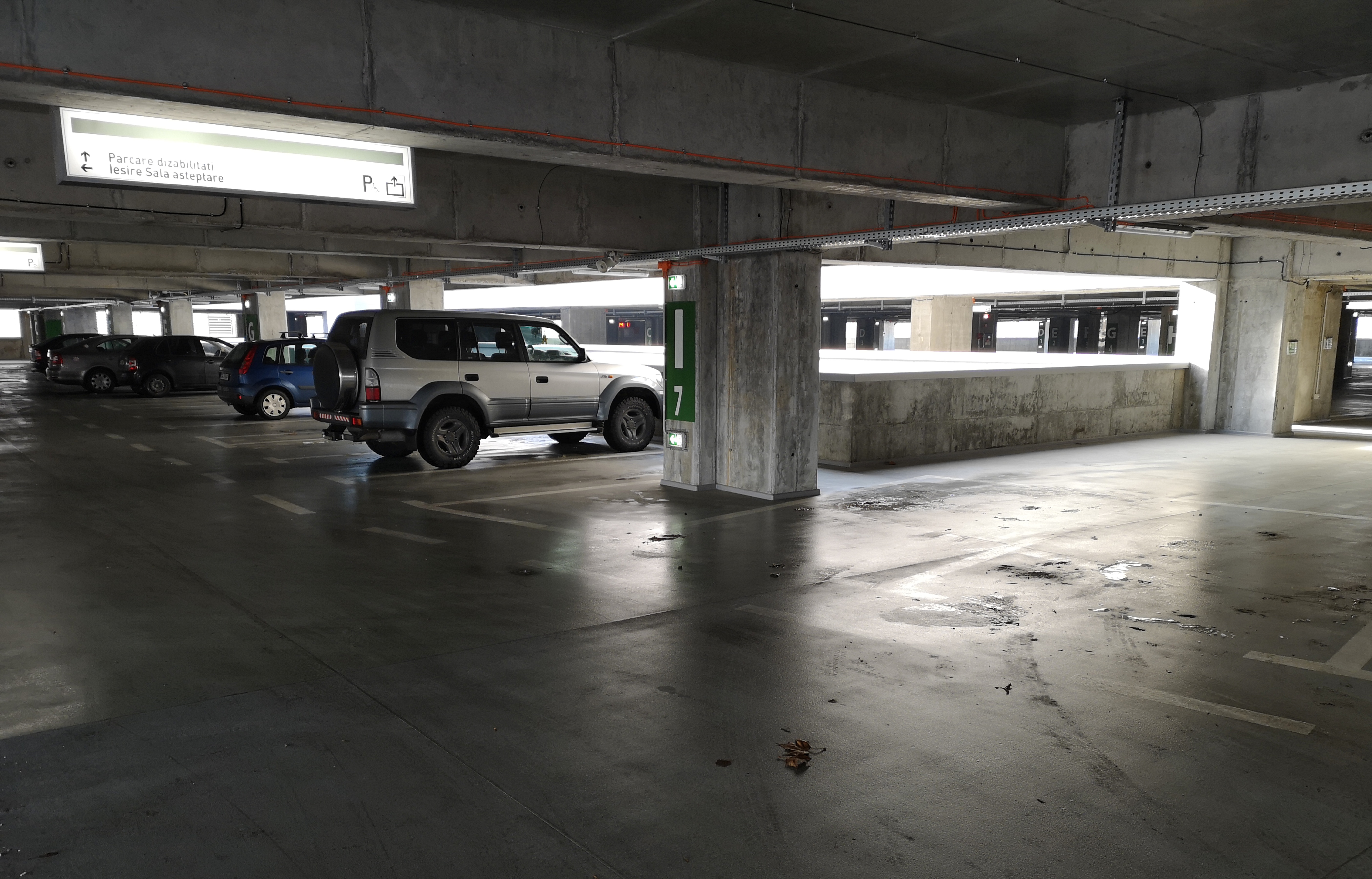 FOTO | Parcarea de 365 de milioane de lei zace goală. Șoferii aleg să parcheze lângă clădirea Străulești inaugurată acum două luni