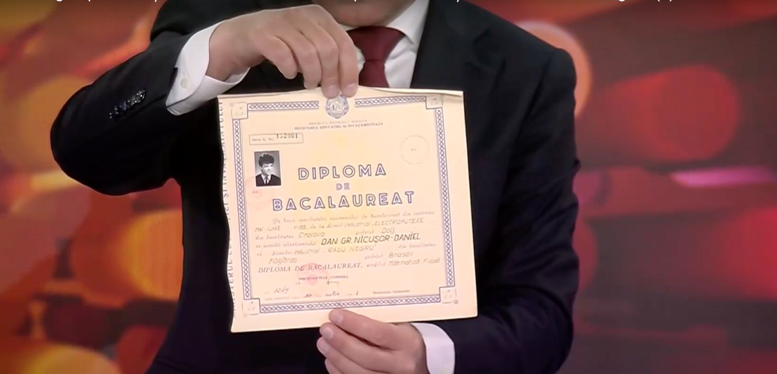 Nicușor Dan a venit cu diploma de bacalaureat, în original, la dezbatere. Ce note a luat la probe